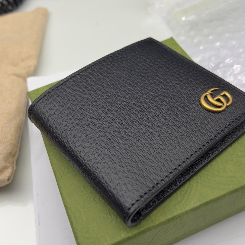 Gucci GG Marmont Leather Bi-Fold Wallet Black Gold 착용 스타일