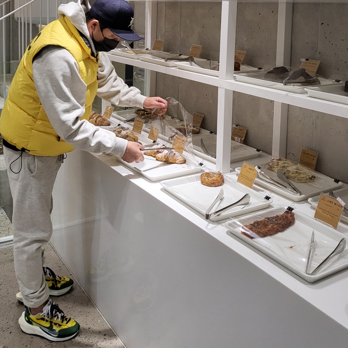 IAB Studio x LMC Yellow & Black Reversible Down Vest 착용 스타일 - 6