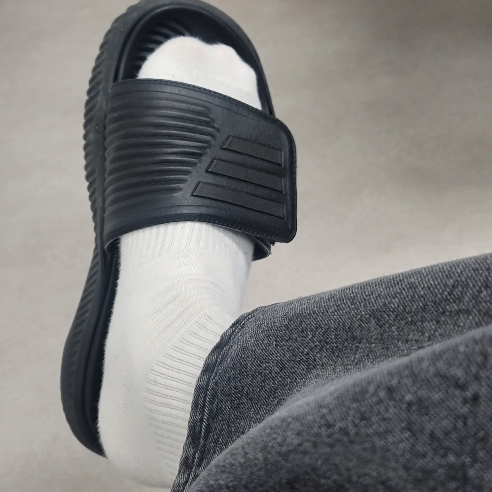 Adidas Alphabounce Slide Core Black 착용 스타일