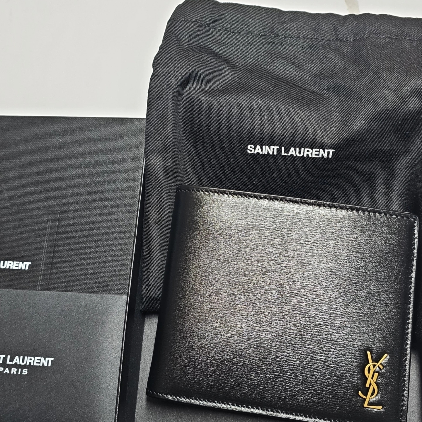 Saint Laurent Tiny Cassandre East/West Wallet in Shiny Leather Black 착용 스타일