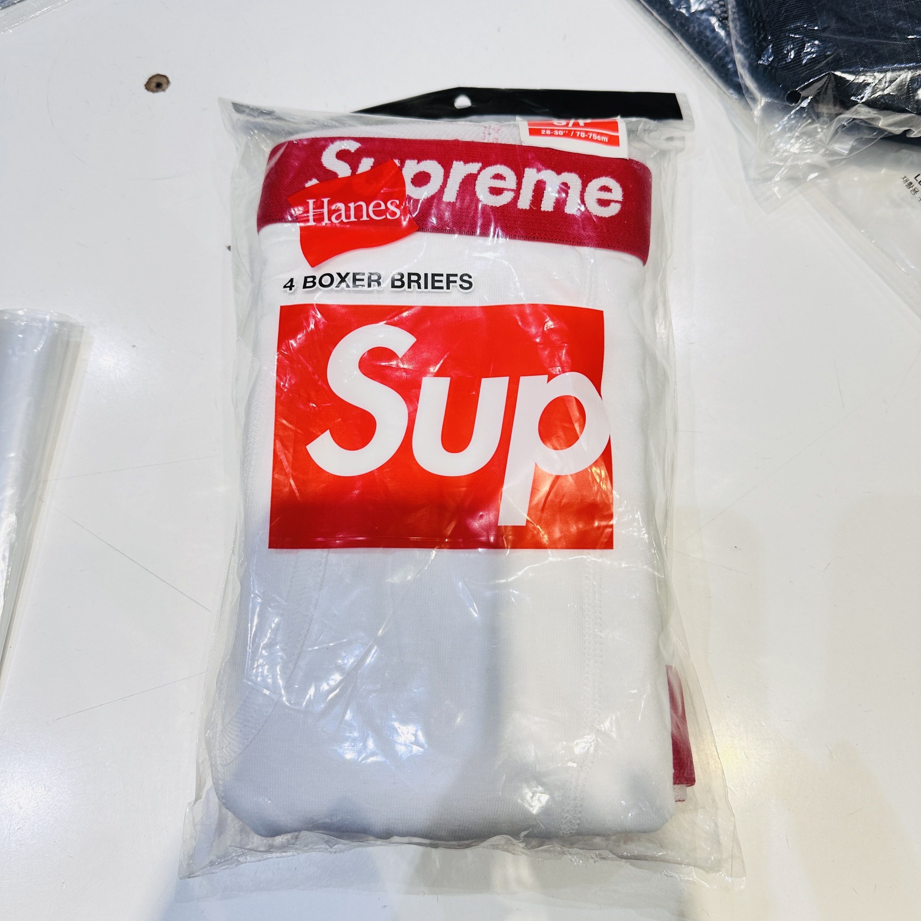 Supreme Hanes Boxer Briefs White (4 Pack) 착용 스타일 - 1