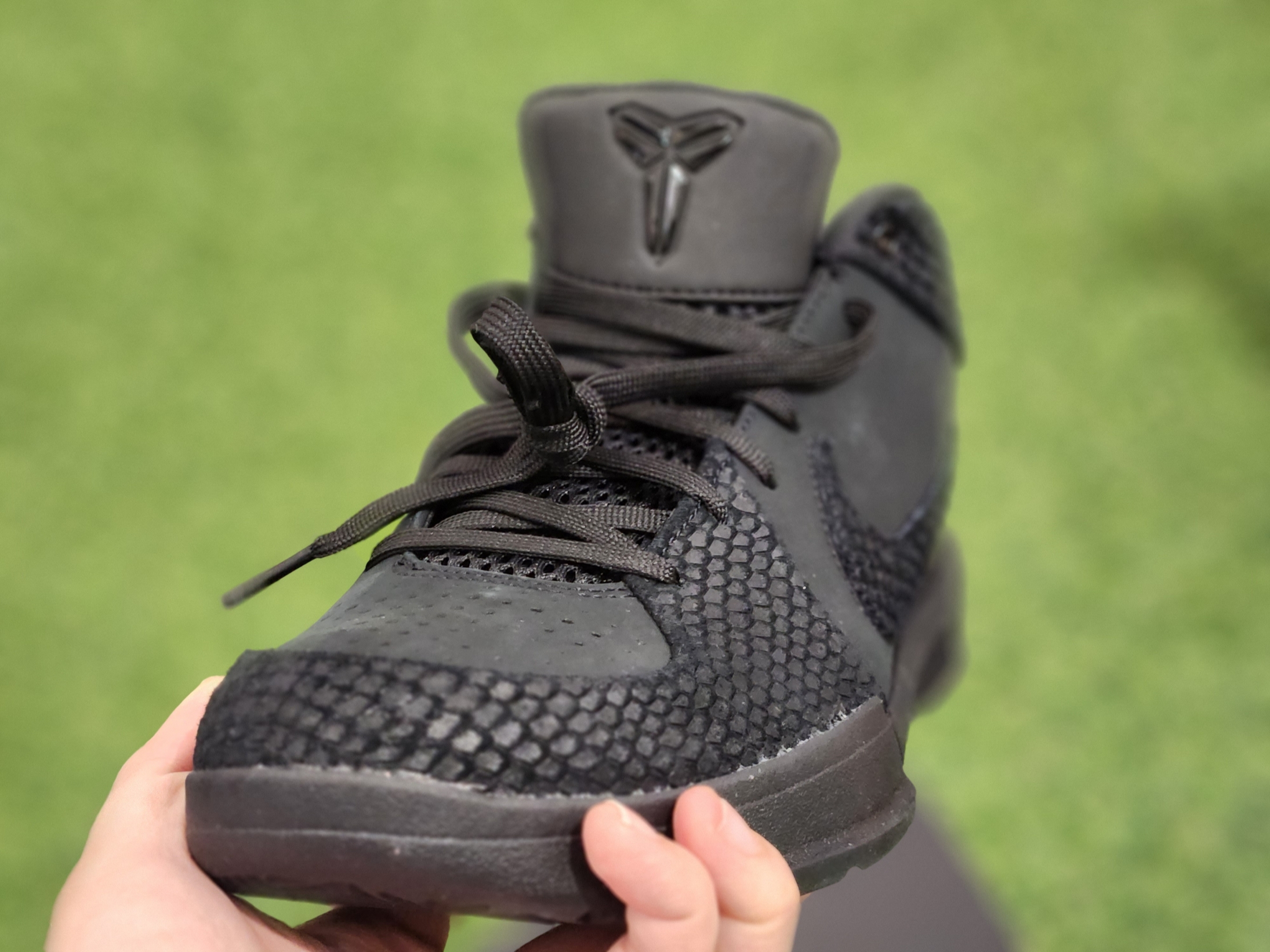 Nike Kobe 4 Protro Black University Gold 착용 스타일 - 5