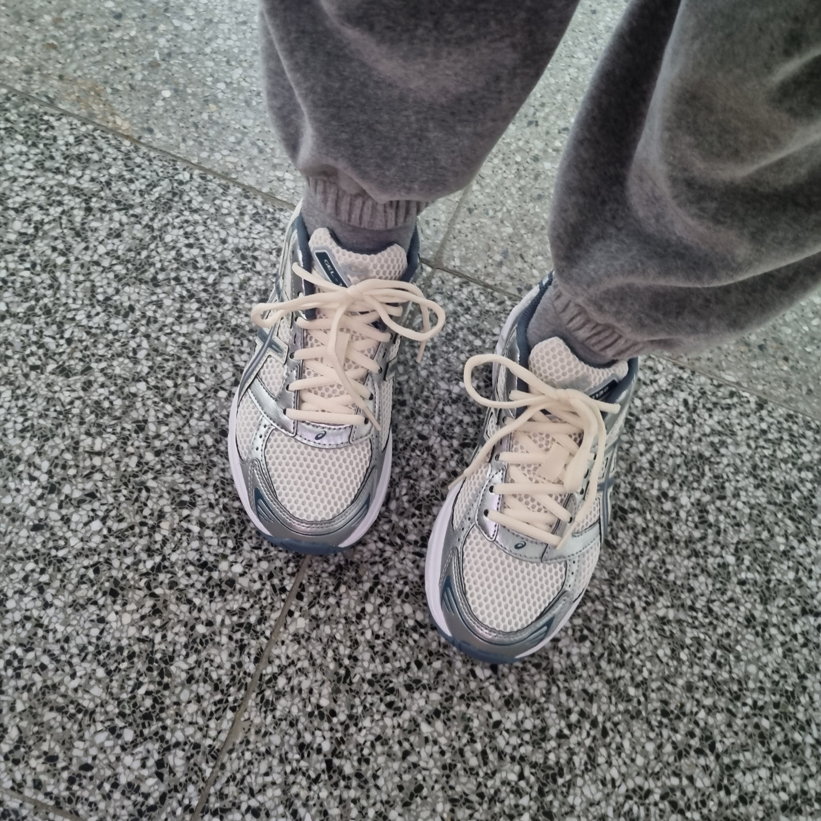 Asics Gel-1130 Cream Ironclad 착용 스타일