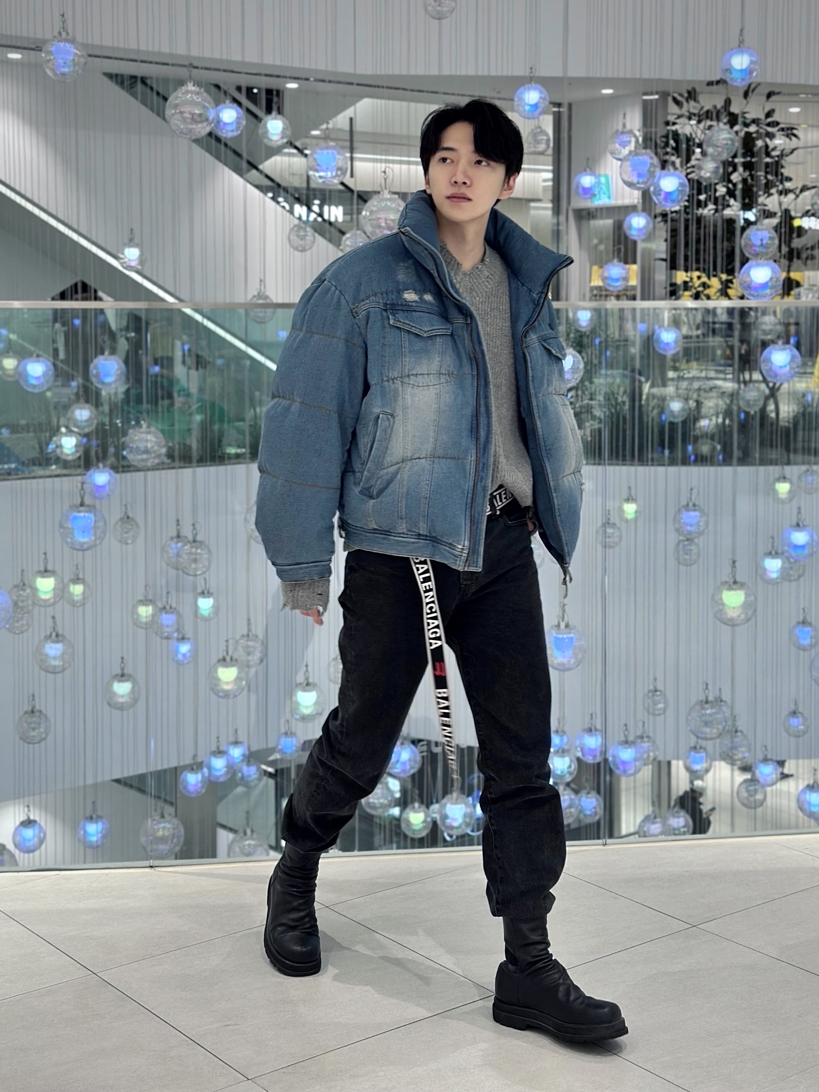 Balenciaga D Ring Belt Grey Red 착용 스타일 - 1