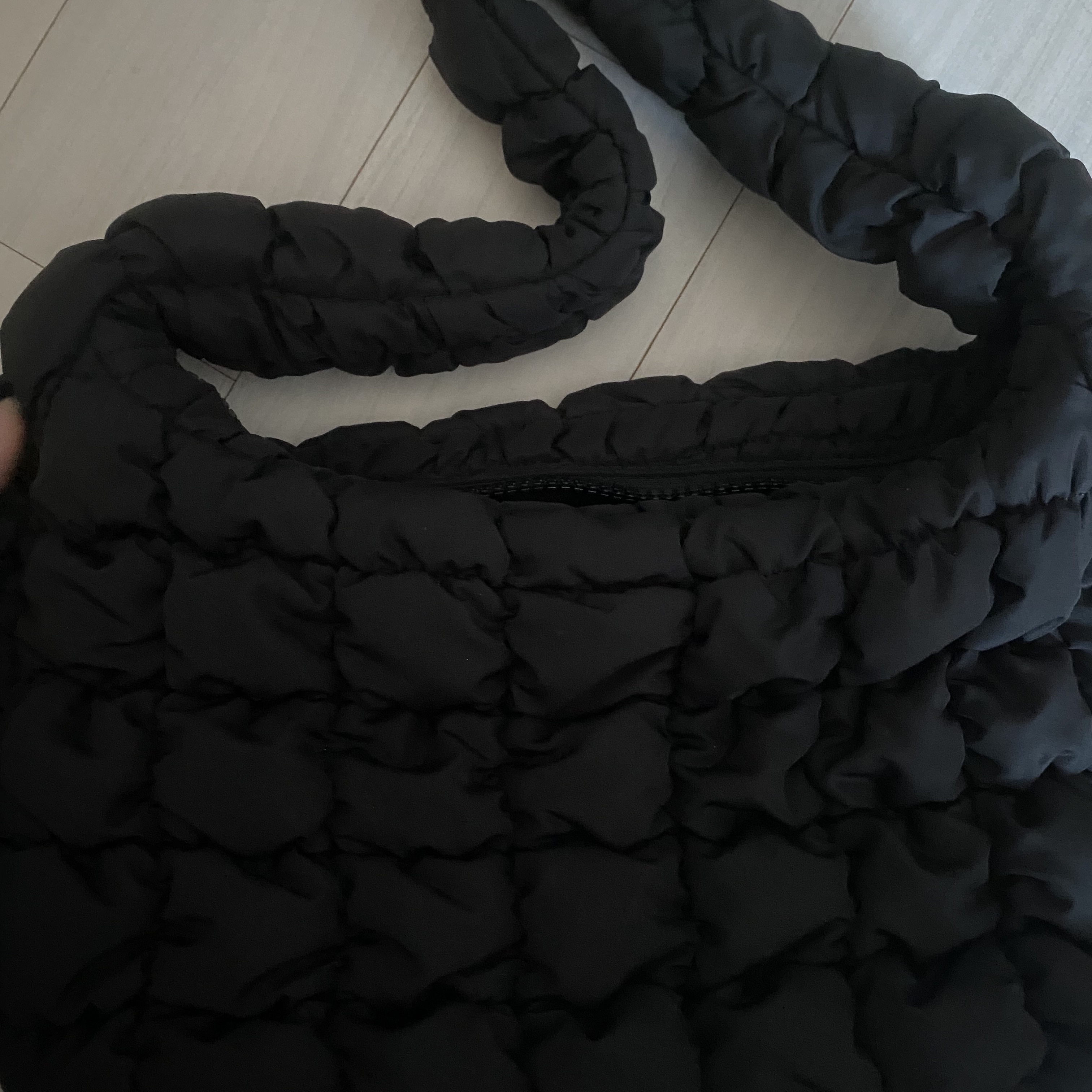 COS Quilted Mini Bag Black 착용 스타일