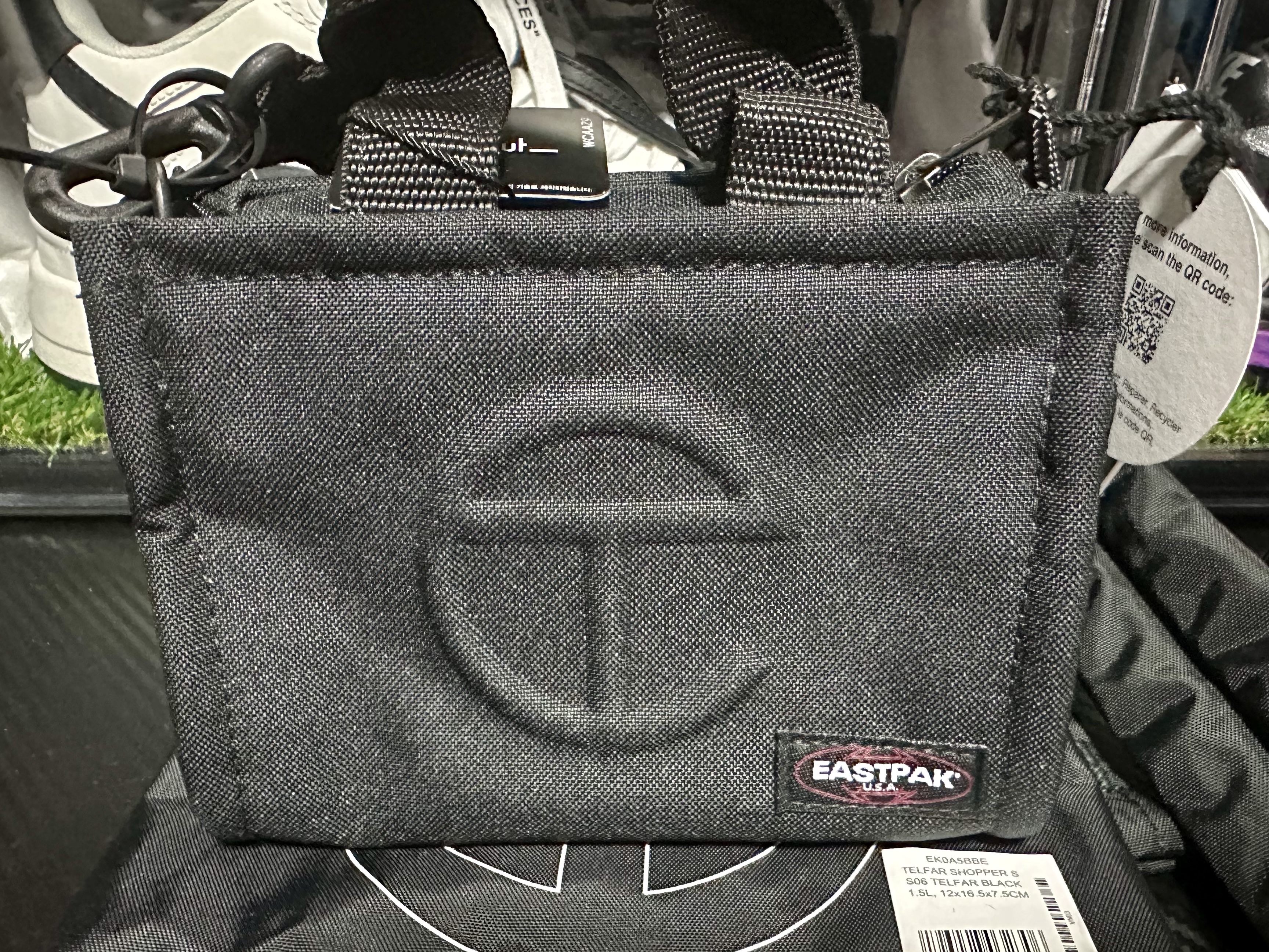Telfar x Eastpak Small Shopper Black 착용 스타일 - 1