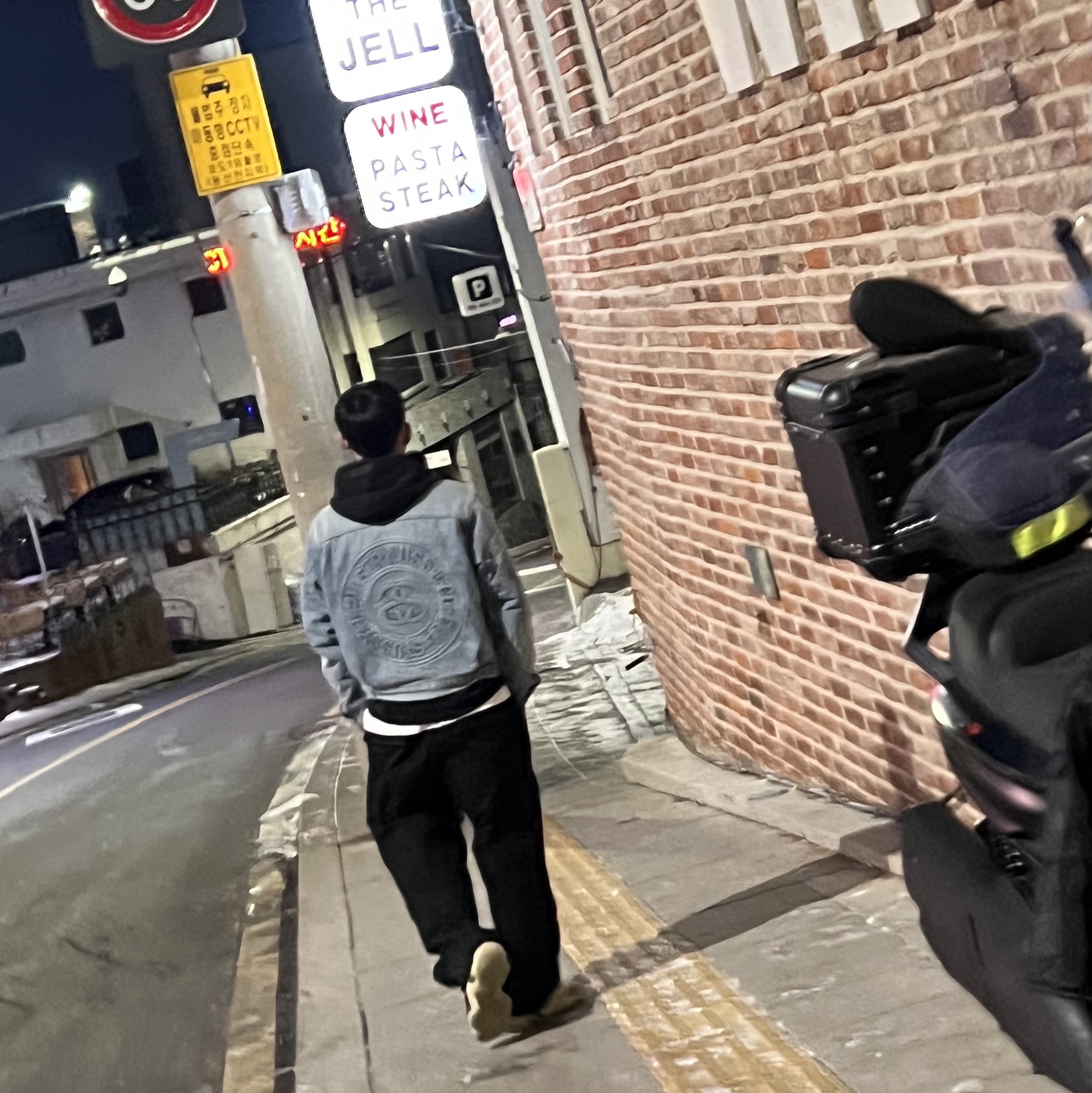 Stussy x Levi's Embossed Trucker Jacket Indigo, Stussy Ripstop Surplus Cargo Pants Black 착용 스타일 - 1
