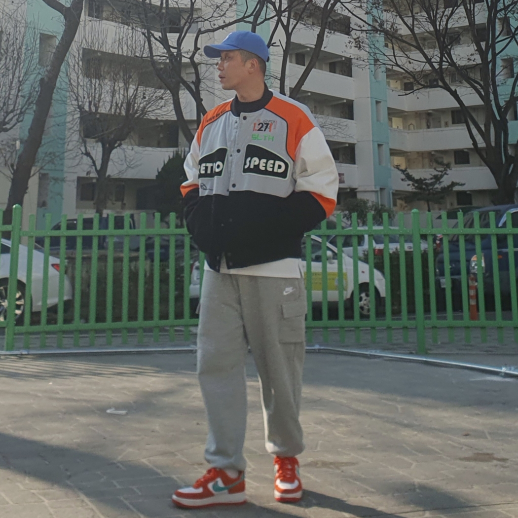 Nike Air Force 1 '07 LV8 Athletic Club Rush Orange Washed Teal, Supreme Pigment Print S Logo 6-Panel Royal - 20SS 착용 스타일 - 1