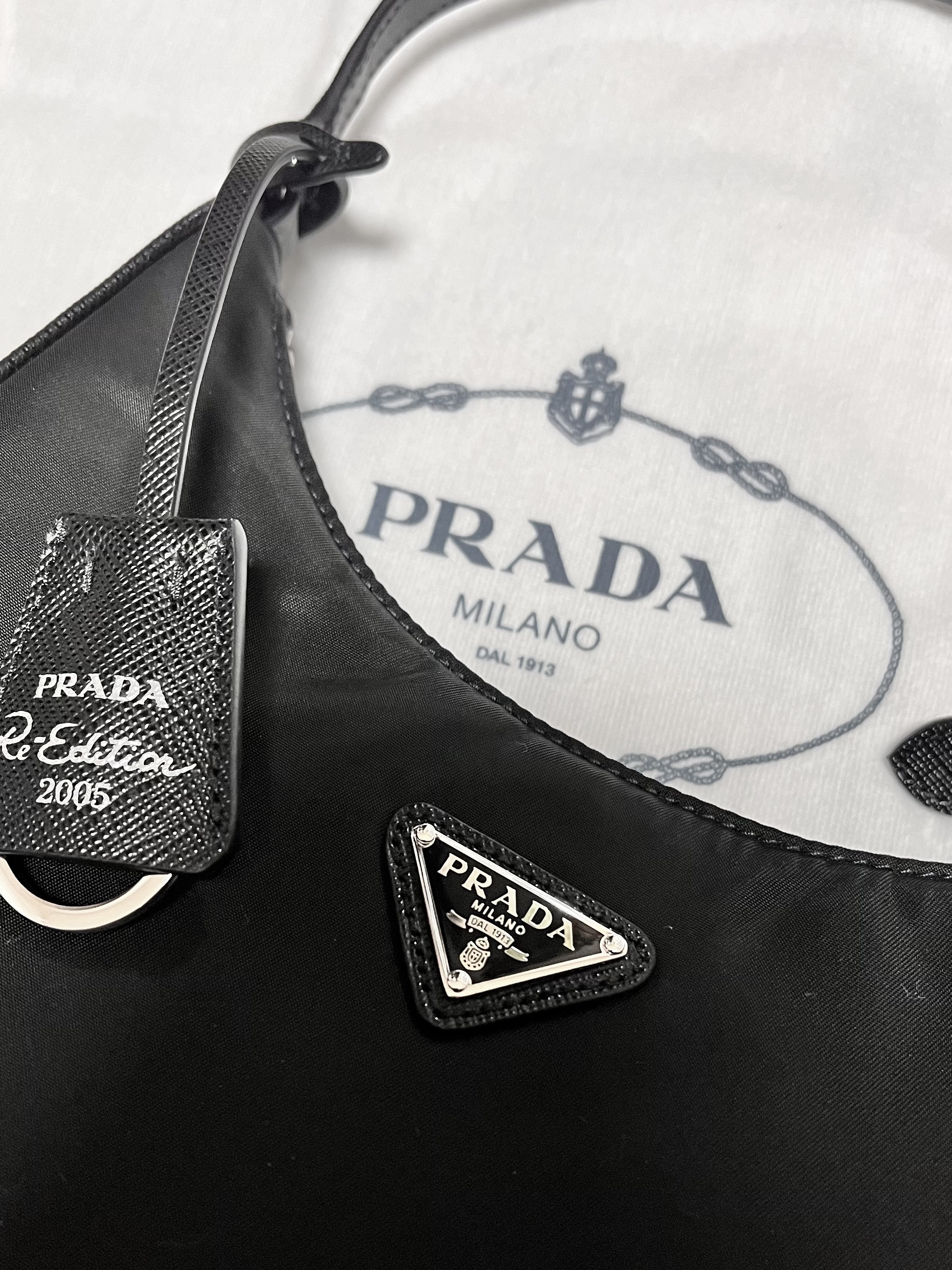 Prada Re-Edition 2005 Re-Nylon Mini Hobo Bag Black 착용 스타일