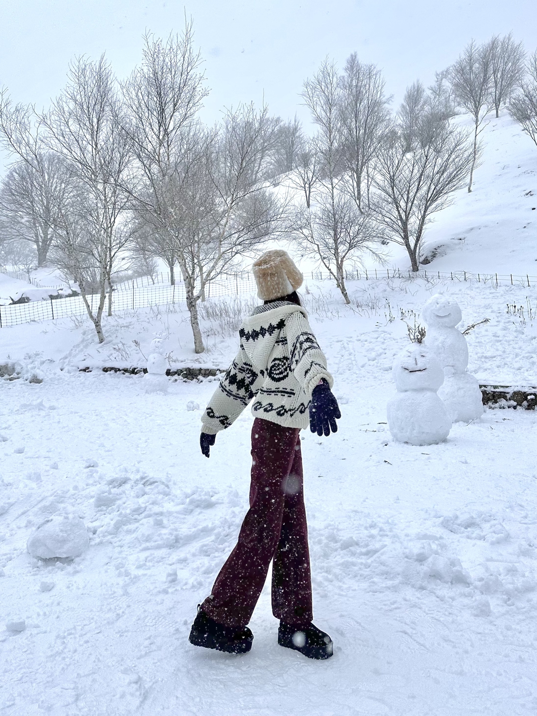 STU Women Corduroy Flared Pants Burgundy, (W) UGG Classic Ultra Mini Platform Boots Black 착용 스타일 - 4