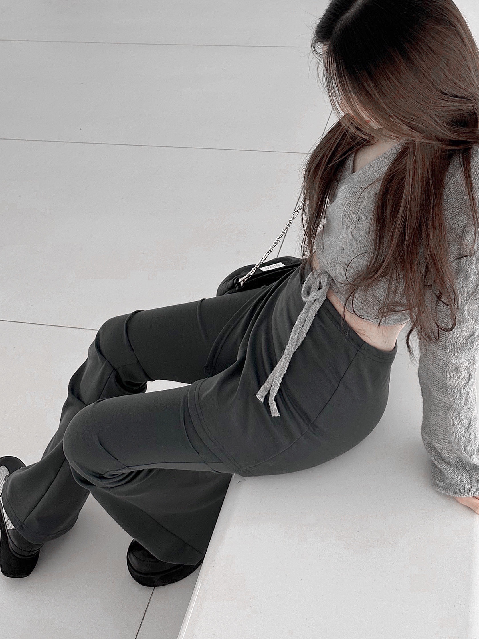 Maison Margiela Glam Slam Red Carpet Bag Black, Jacquemus La Chaine Signature Logo Chain Necklace Silver 착용 스타일 - 5