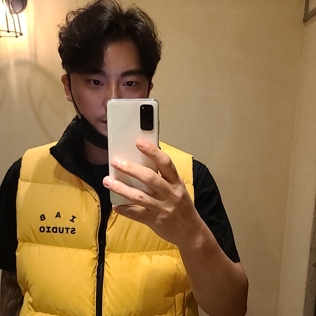 IAB Studio x LMC Yellow & Black Reversible Down Vest 착용 스타일 - 1