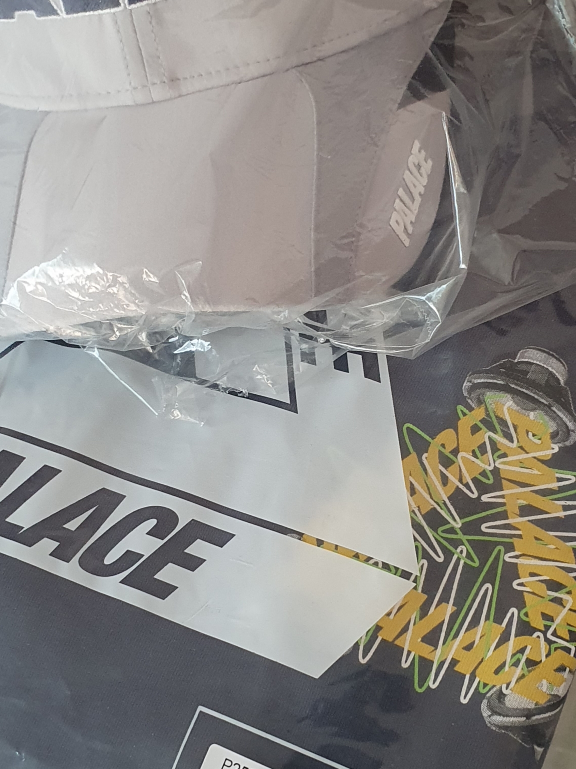 Palace Pallas 6-Panel Grey - 23FW, Palace Speaker P-3 T-Shirt Black - 23FW 착용 스타일 - 2