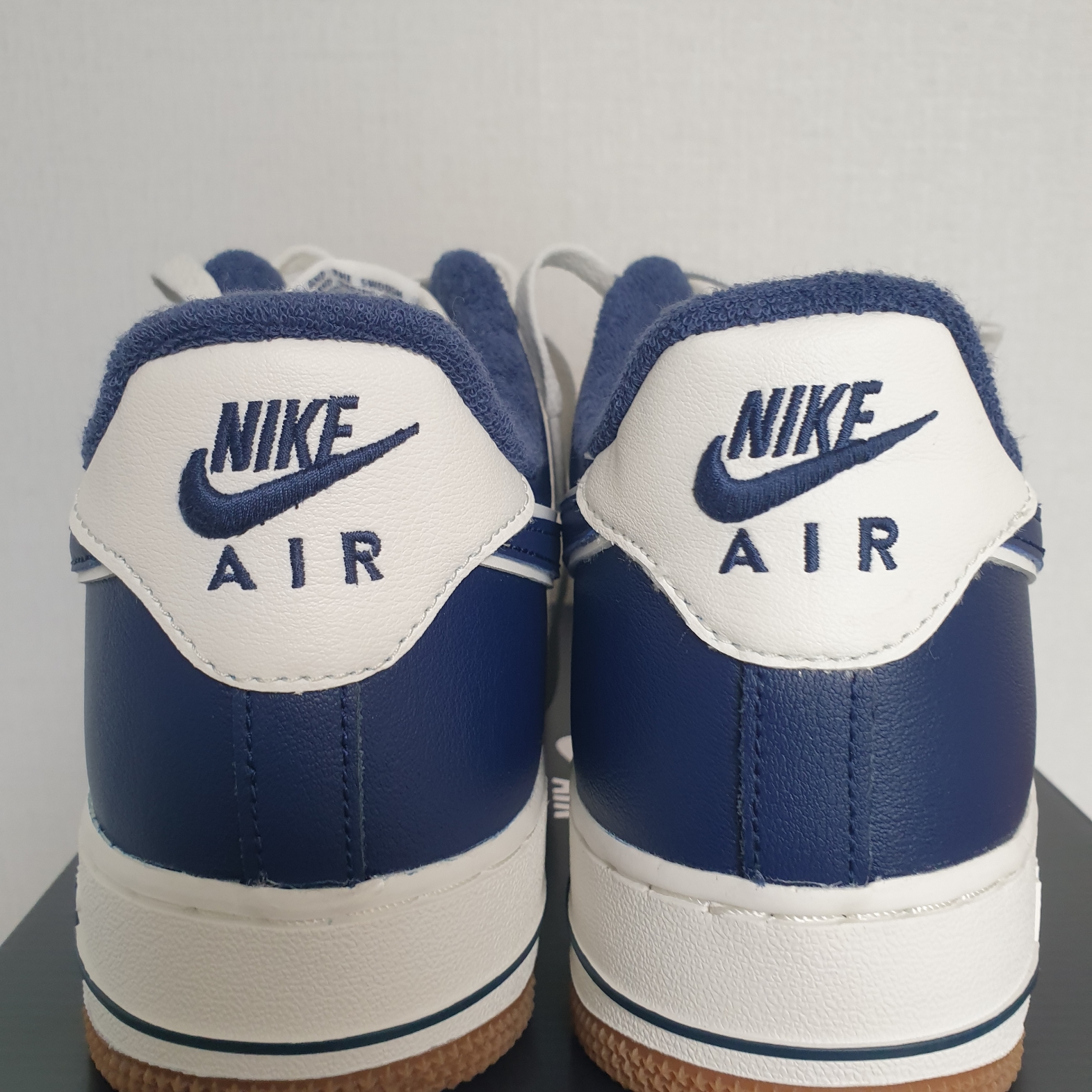 Nike Air Force 1 '07 LV8 Midnight Navy 착용 스타일 - 2