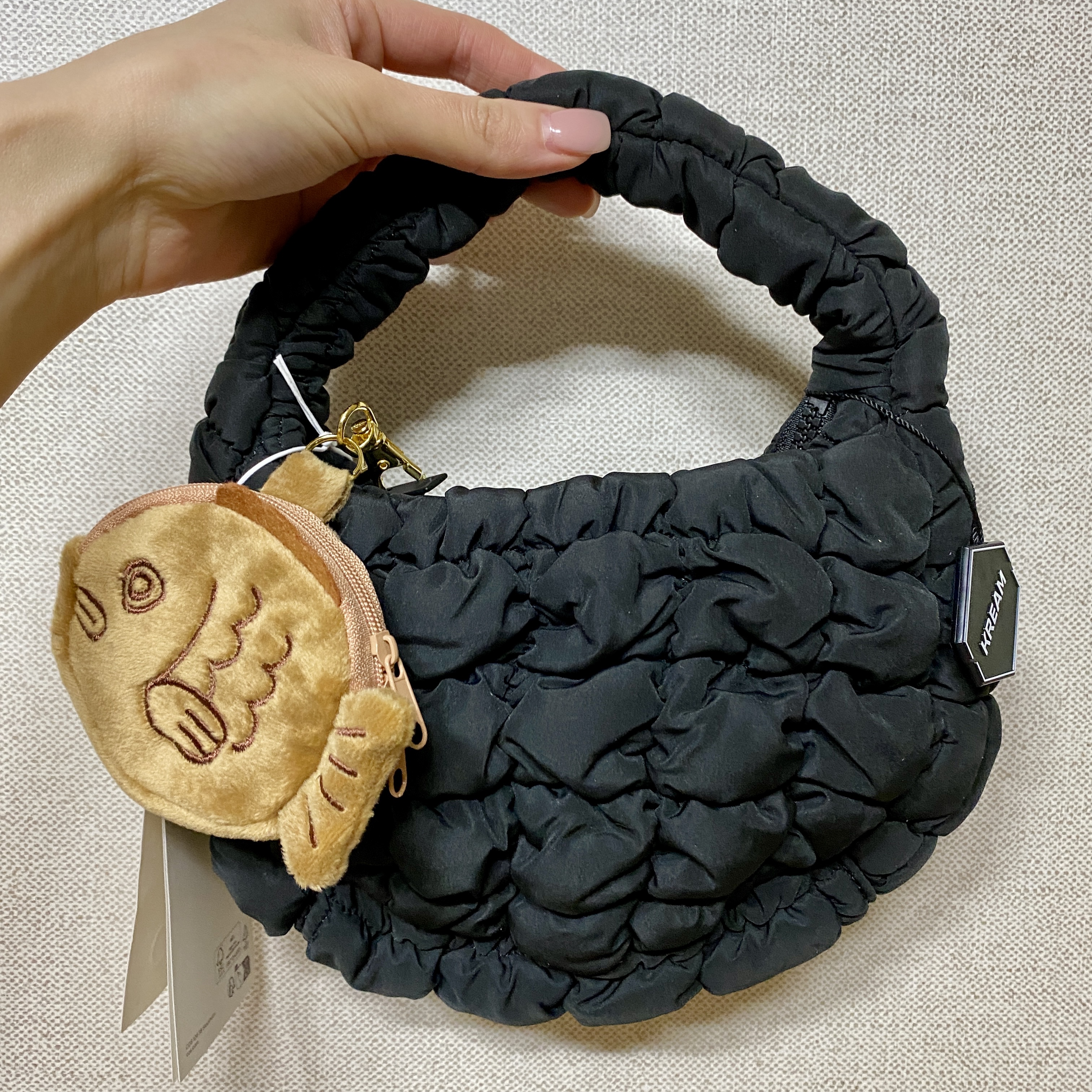 COS Quilted Micro Bag Black 착용 스타일 - 2