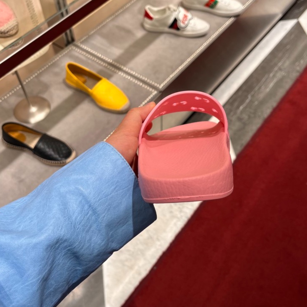 (W) Gucci GG Rubber Slide Sandal Pink 착용 스타일 - 4