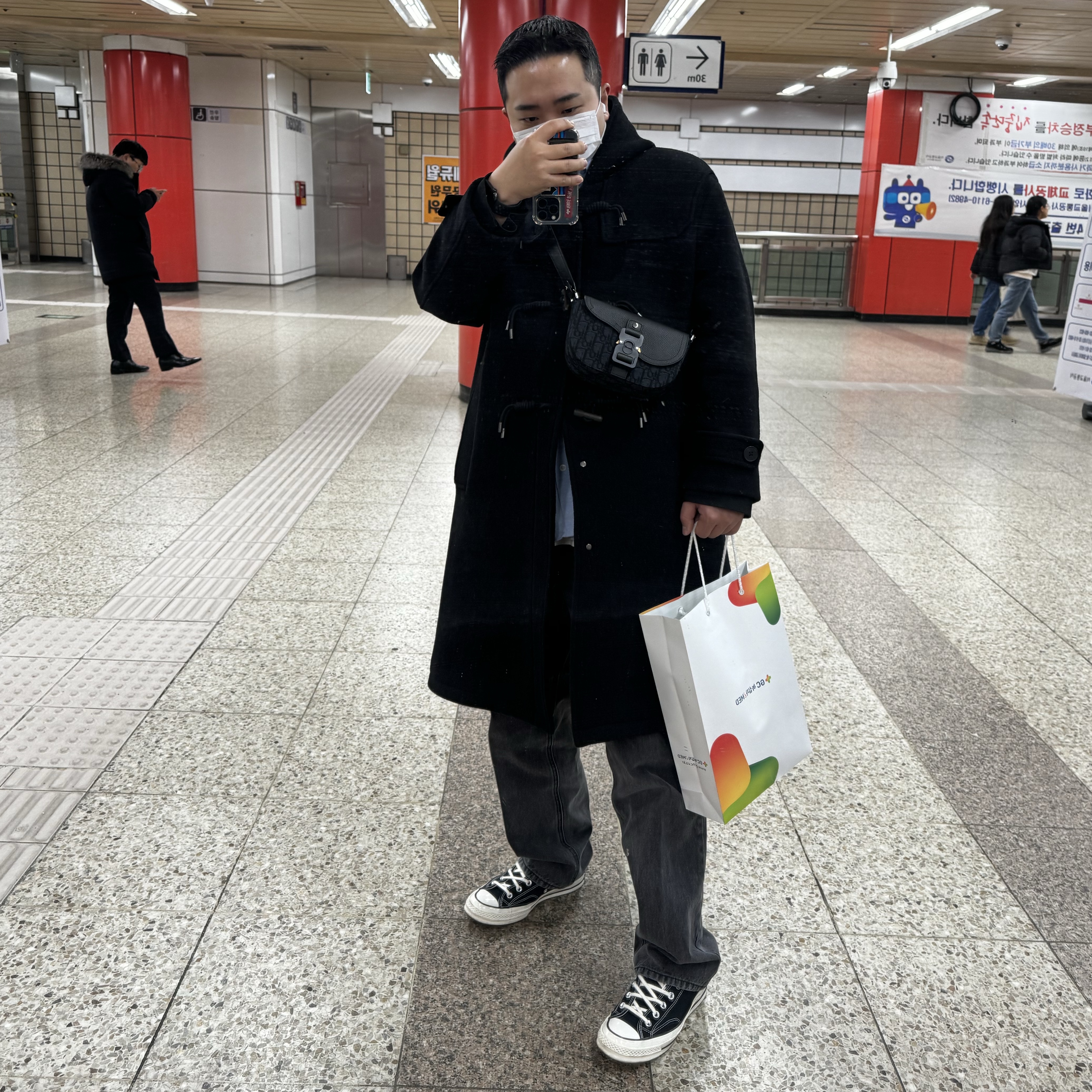 Dior Saddle Pouch with Strap Grained Calfskin Black Dior Oblique Jacquard Black, Converse Chuck 70 Ox Black - Standard 착용 스타일