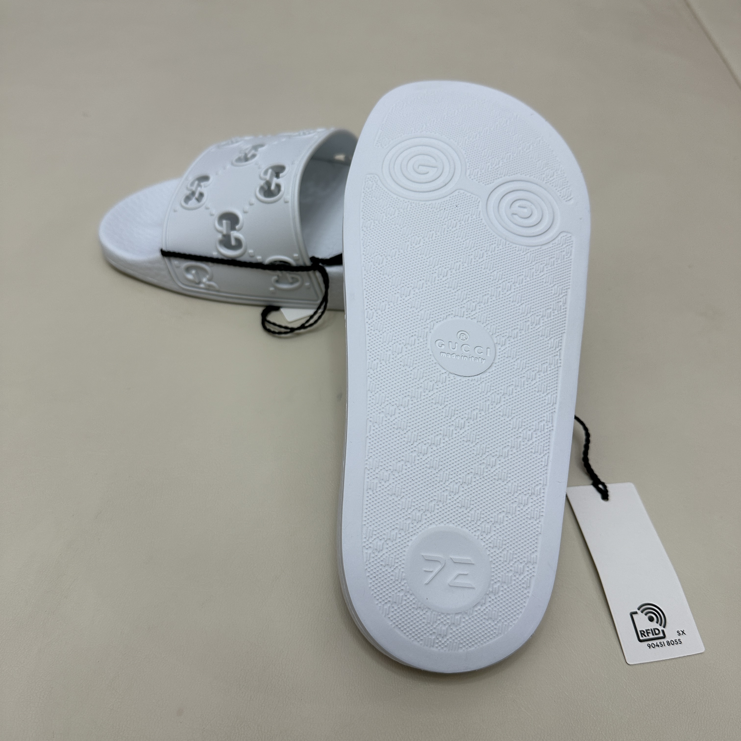 (W) Gucci GG Rubber Slide Sandal White 착용 스타일 - 5
