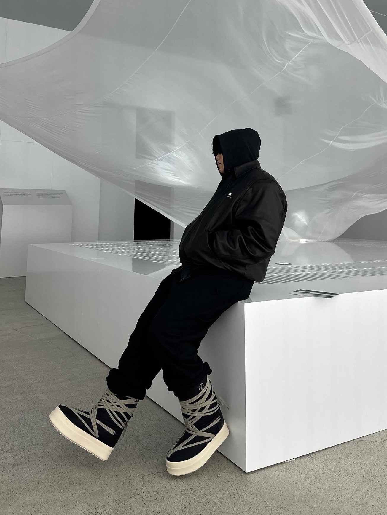 Moncler x Rick Owens Bigrocks Boots Black - 23FW, Balenciaga Sporty B Taxi Blouson Black 착용 스타일 - 1