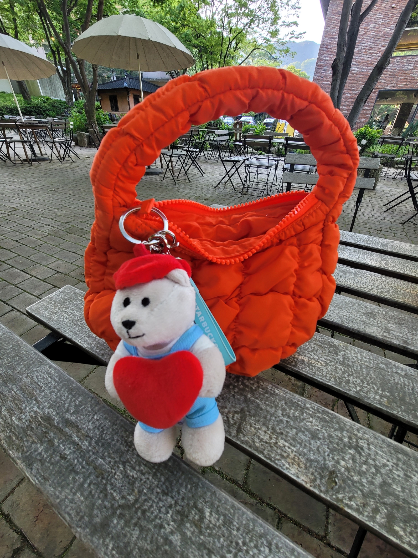 COS Quilted Micro Bag Orange, Starbucks 22 Sweet Love Heart Keychain 착용 스타일