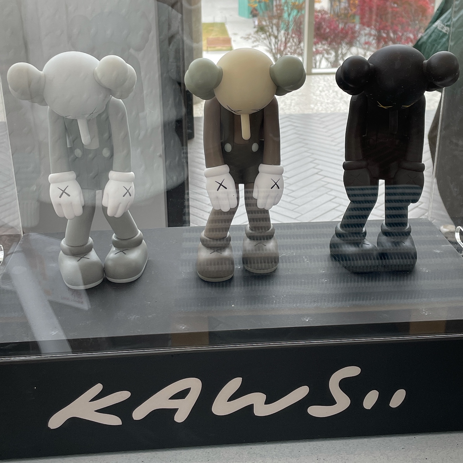 Kaws Companion Flayed Open Edition Vinyl Figure Grey, Kaws Small Lie Companion Vinyl Figure Black 착용 스타일 - 2
