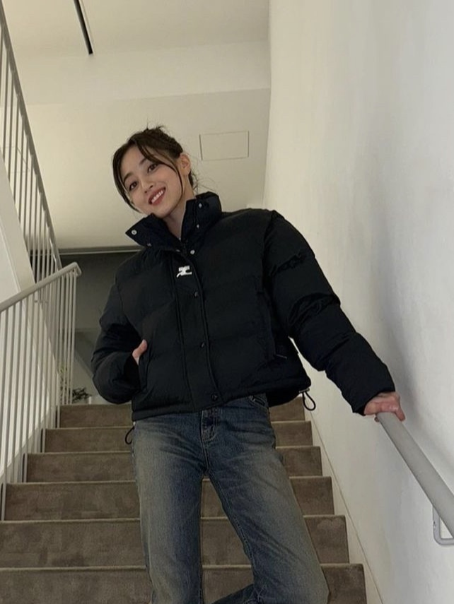 (W) Courreges Vinyl Short Puffer Jacket Black 착용 스타일 - 1