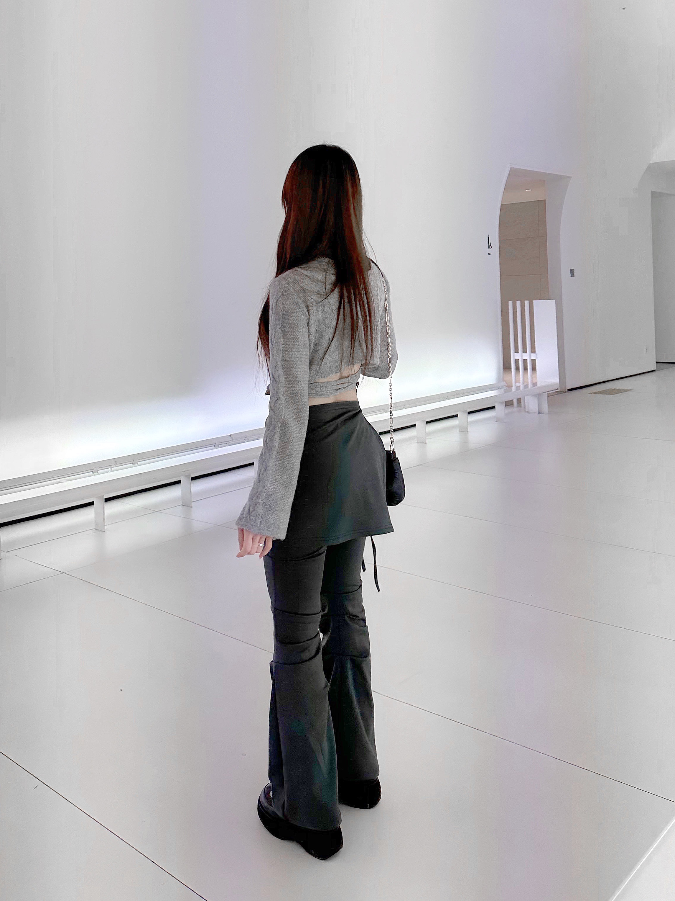 Maison Margiela Glam Slam Red Carpet Bag Black, Jacquemus La Chaine Signature Logo Chain Necklace Silver 착용 스타일 - 2
