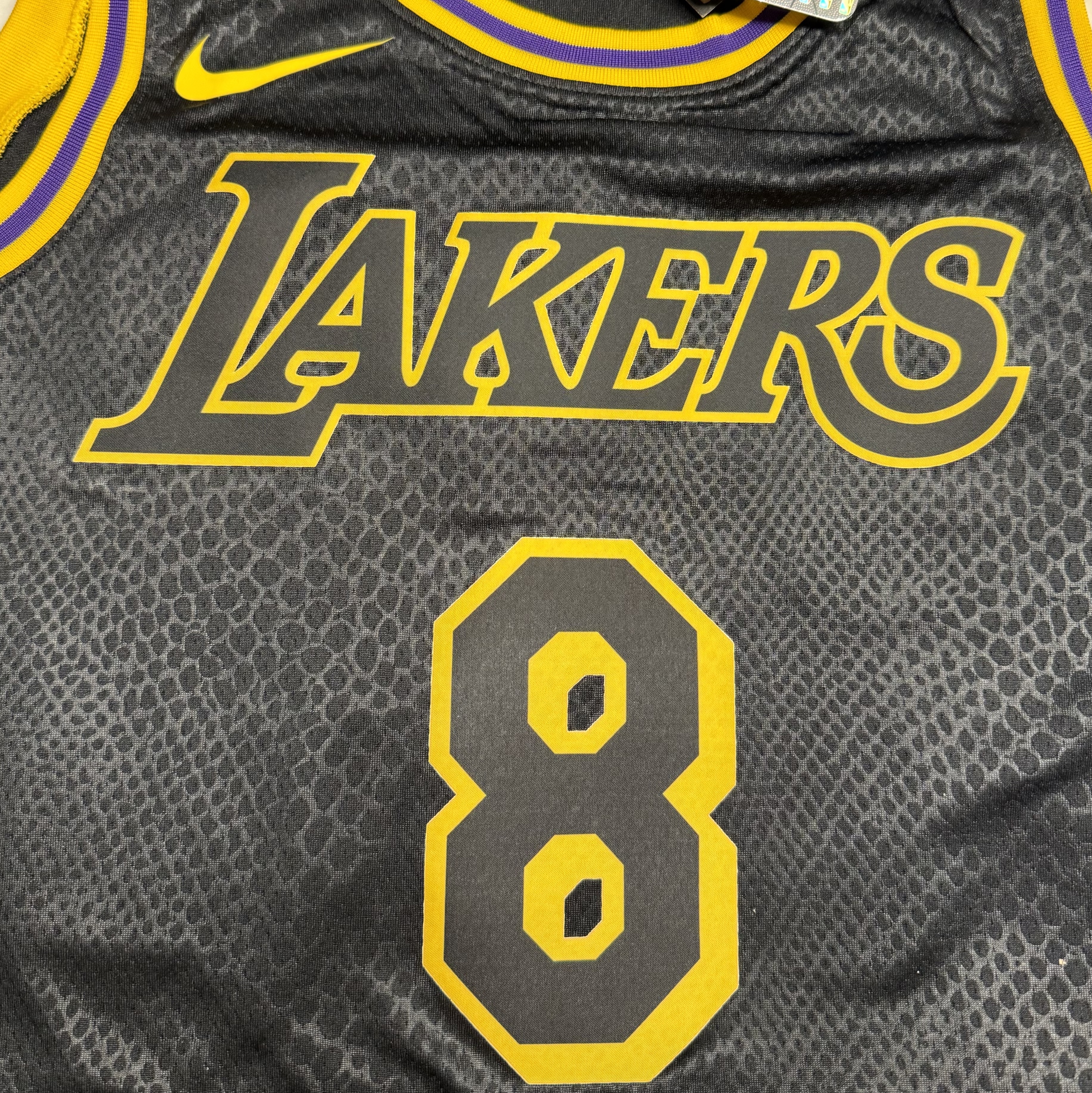Nike Kobe Bryant LA Lakers City Edition Swingman Jersey Black (FN7297-010) 착용 스타일 - 2