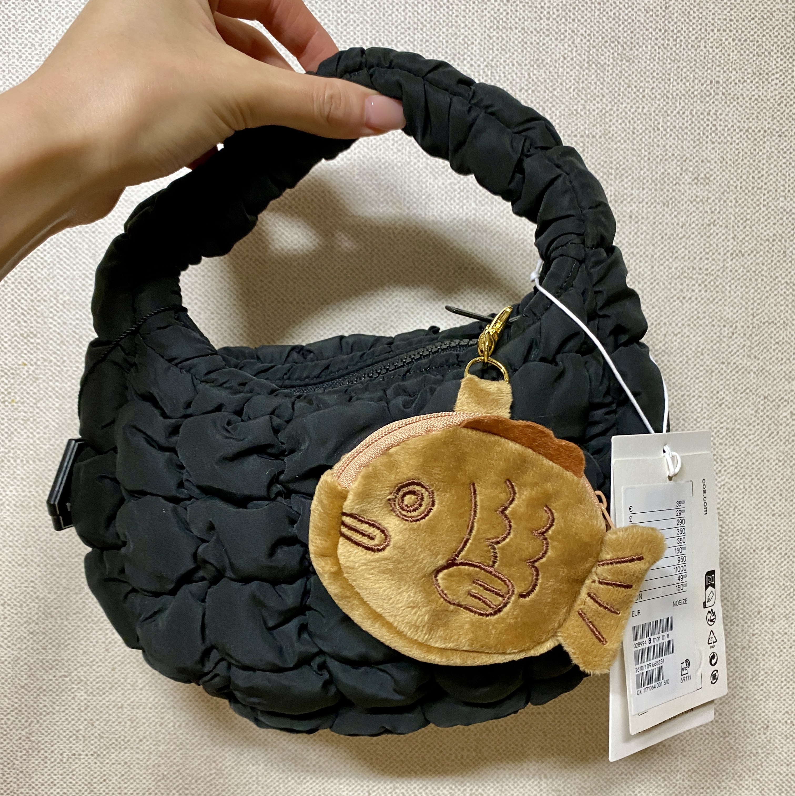 COS Quilted Micro Bag Black 착용 스타일 - 1