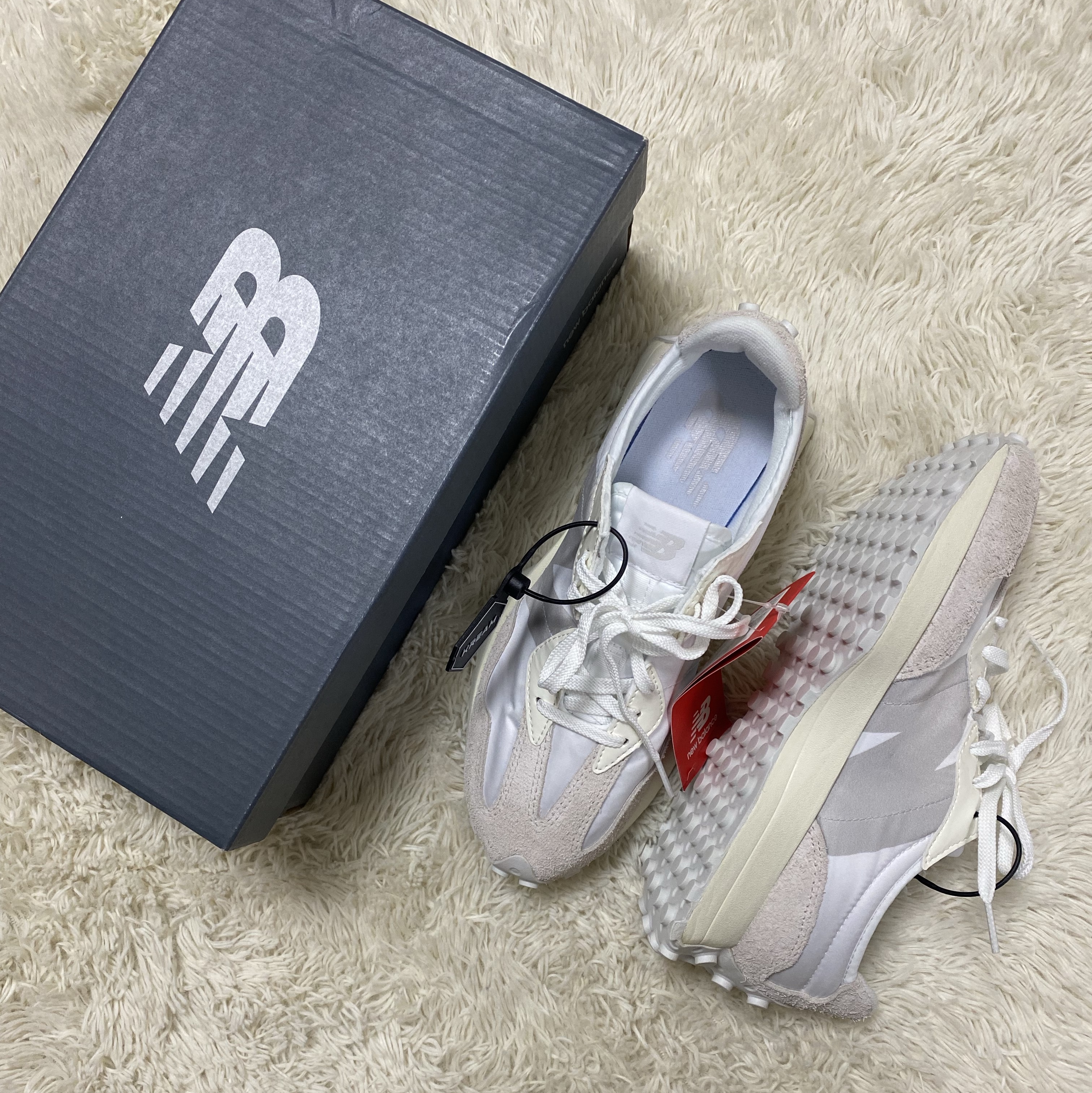 (W) New Balance 327 White Moonbeam 착용 스타일