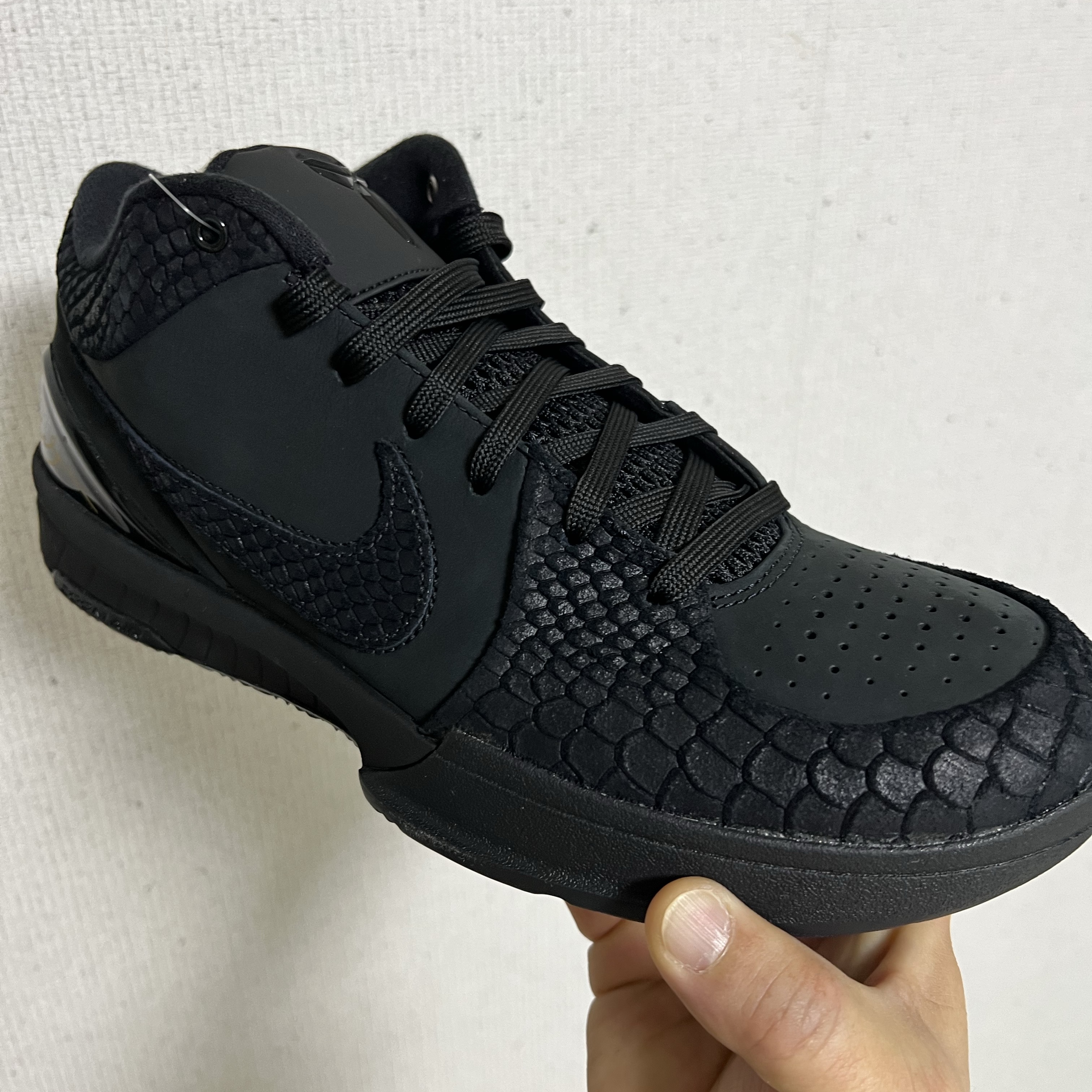 Nike Kobe 4 Protro Black University Gold 착용 스타일 - 1