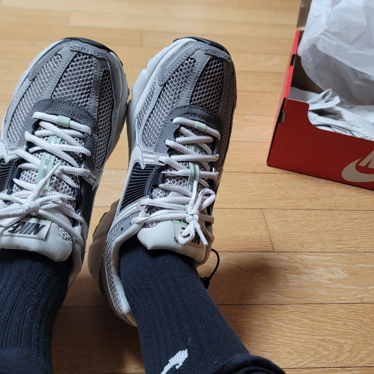 (W) Nike Zoom Vomero 5 Cobblestone and Flat Pewter 착용 스타일 - 2