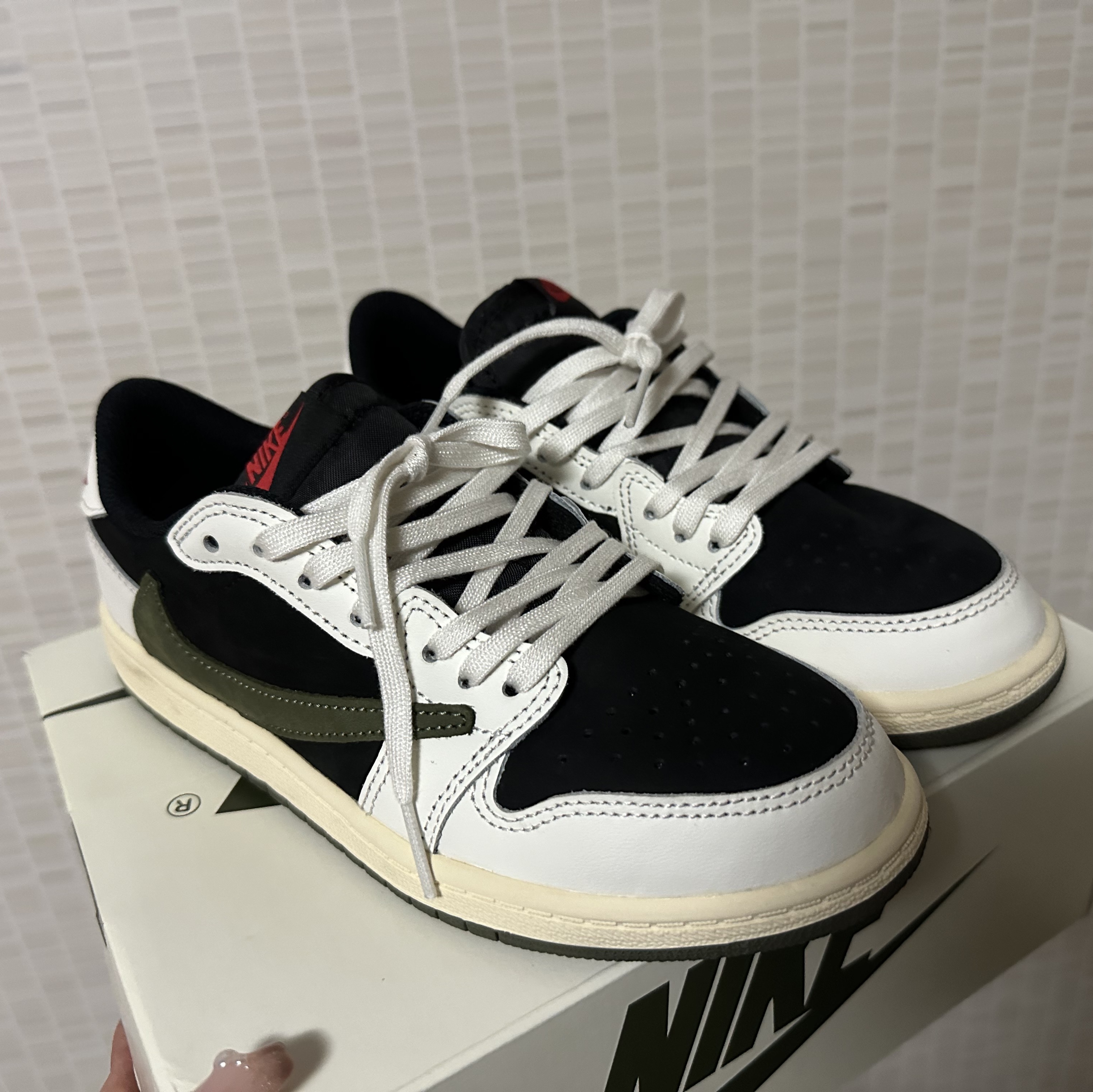 (PS) Jordan 1 x Travis Scott Retro Low OG SP Medium Olive 착용 스타일 - 1