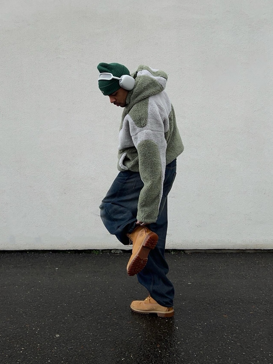 Lemaire Twisted Belted Pants Denim Indigo, The Museum Visitor Two Tuck Denim Baggy Pants Yellow Blue 착용 스타일 - 2