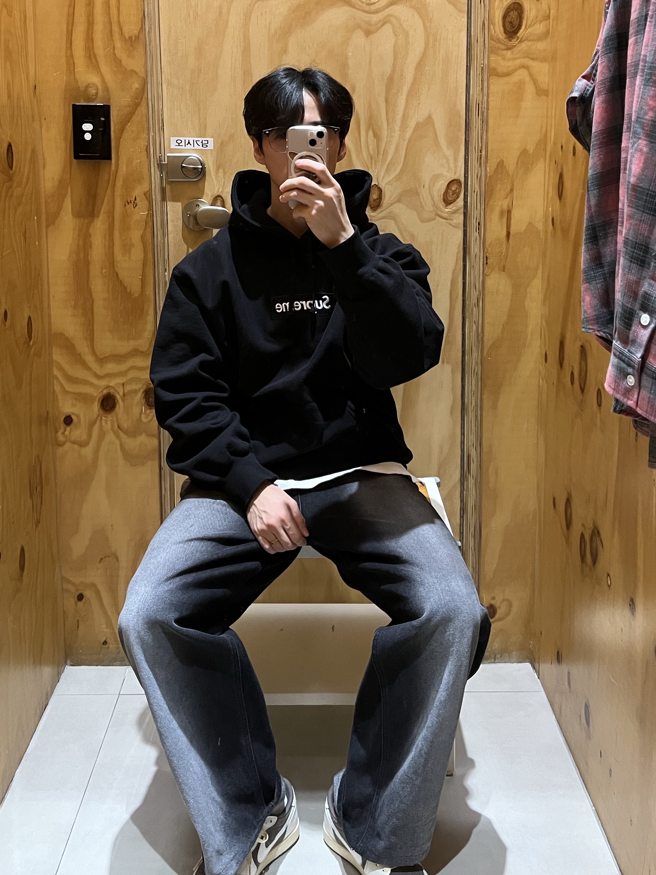 Supreme Box Logo Hooded Sweatshirt Black - 23FW, Jordan 1 x Travis Scott Retro Low OG SP Sail and Ridgerock 착용 스타일 - 1