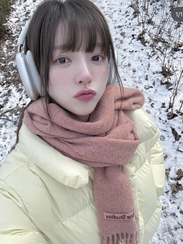 Acne Studios Canada Narrow New Wool Muffler Rose Melange 착용 스타일