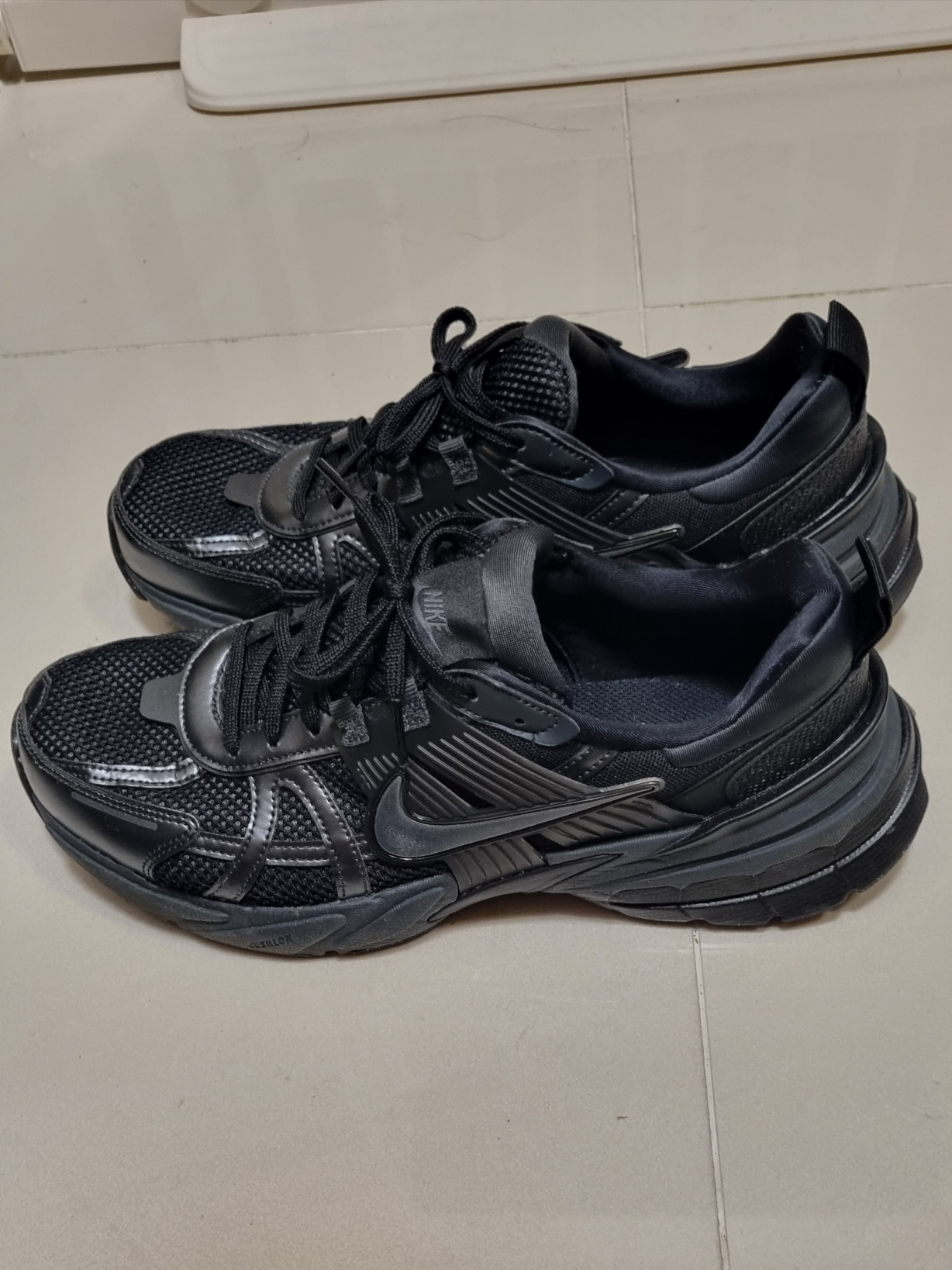 Nike V2K Run Black Anthracite 착용 스타일