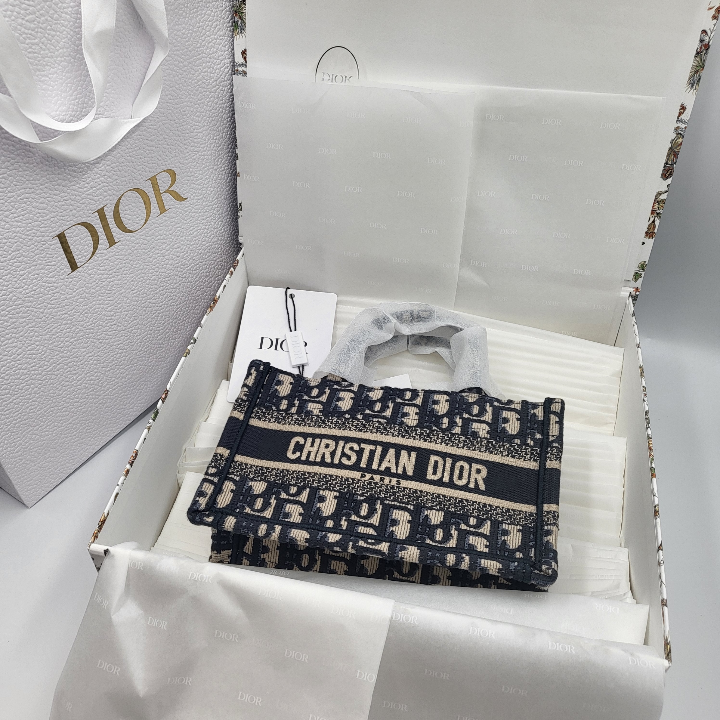 Mini Dior Book Tote with Strap Blue Beige Oblique Embroidery 착용 스타일 - 10