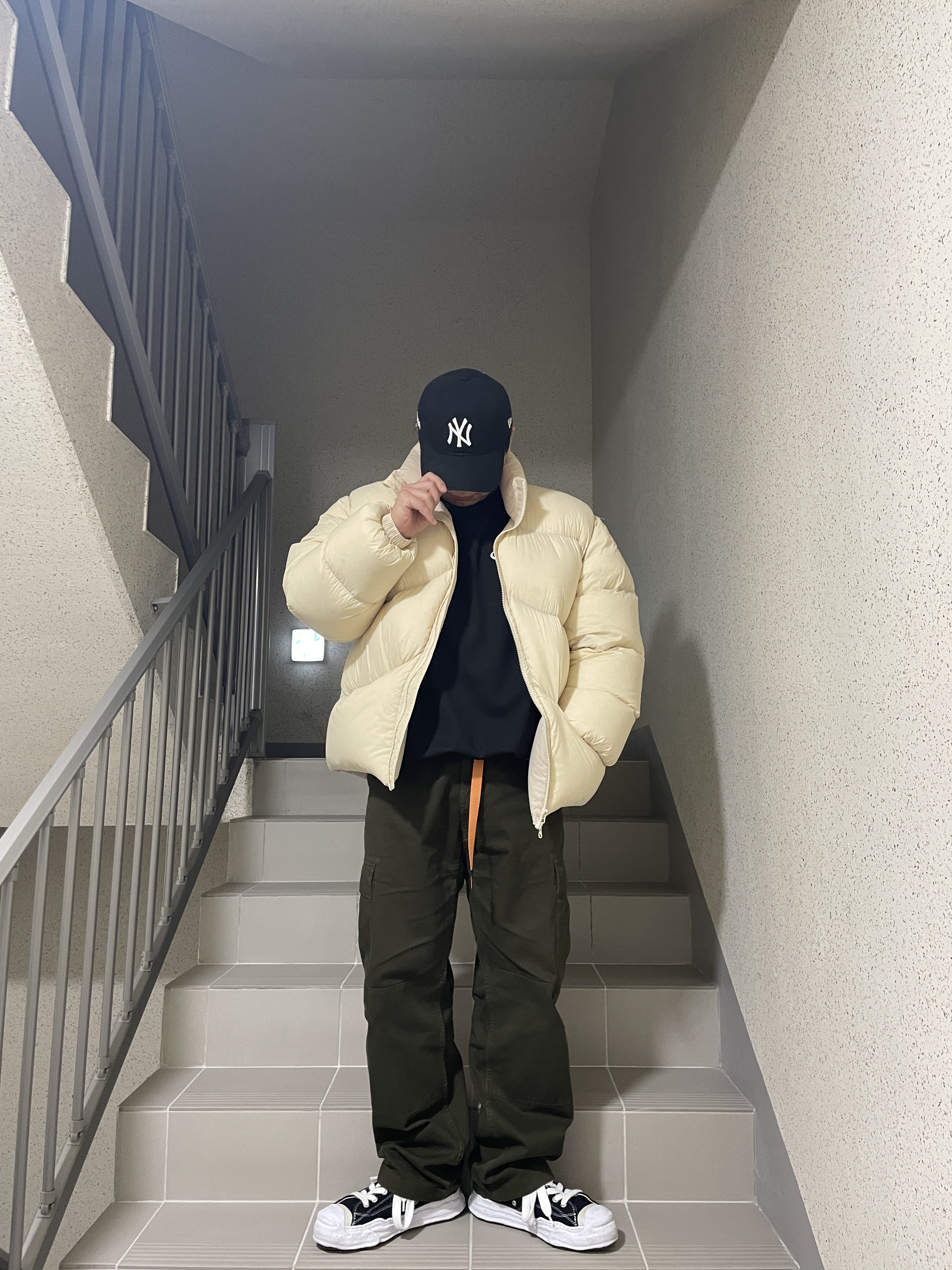 Maison Mihara Yasuhiro Hank OG Sole Canvas Low-top Sneakers Black, New Era x MoMA New York Yankees Cap Black 착용 스타일 - 1