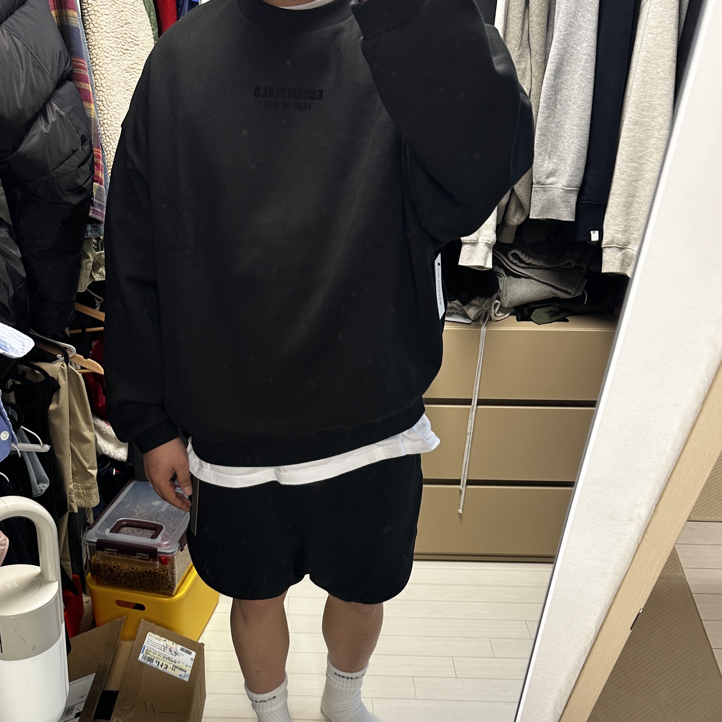 Essentials Crewneck Jet Black - 23FW 착용 스타일