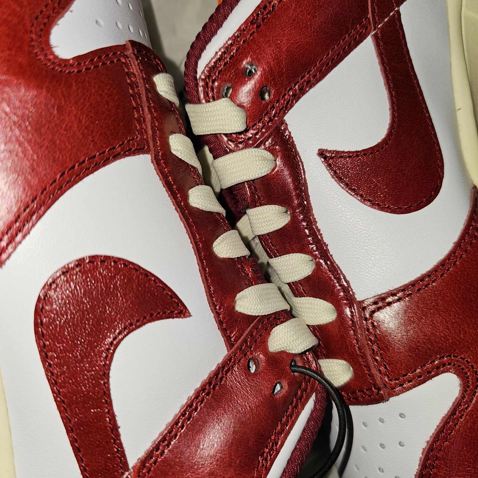 (W) Nike Dunk Low Retro PRM Team Red and White 착용 스타일 - 2