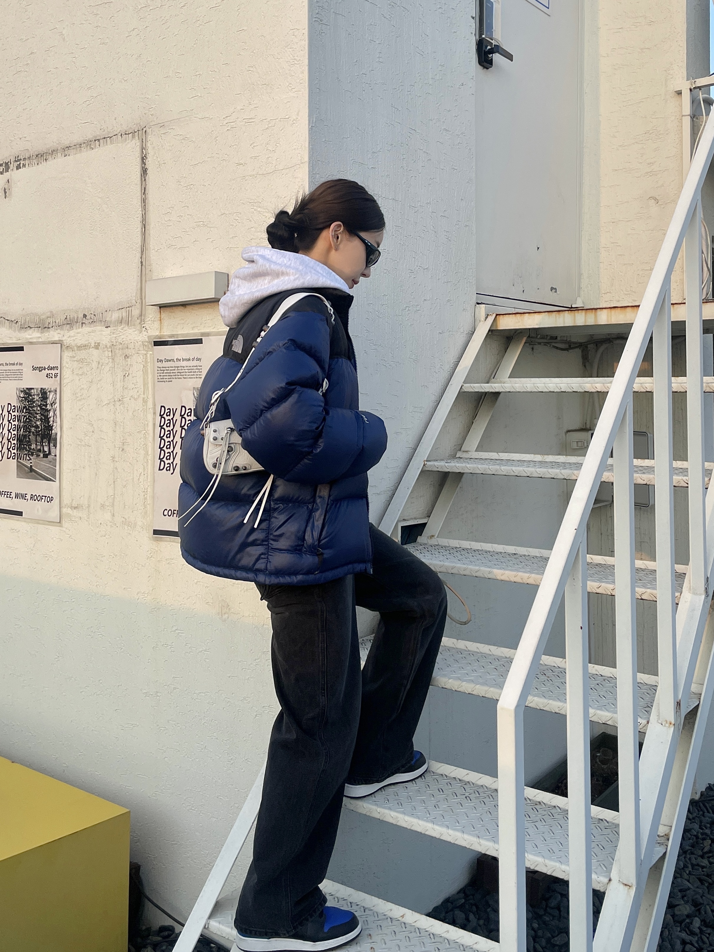 (GS) Jordan 1 Mid Black Hyper Royal, Oakley Eye Jacket Redux Matte Black Frame Prizm Grey Lenses High Bridge Fit 착용 스타일 - 1