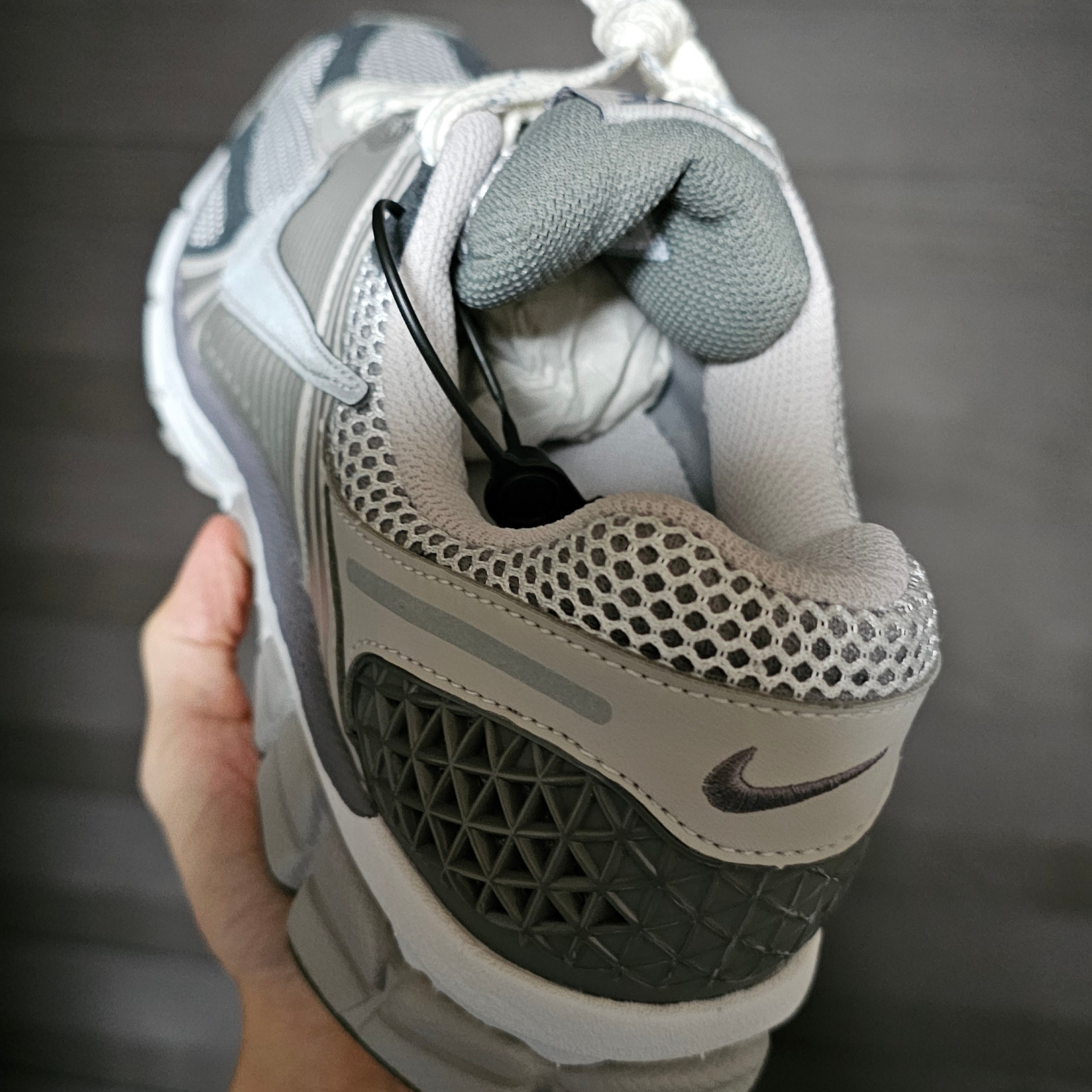 Nike Zoom Vomero 5 PRM Light Iron Ore and Flat Fewter 착용 스타일