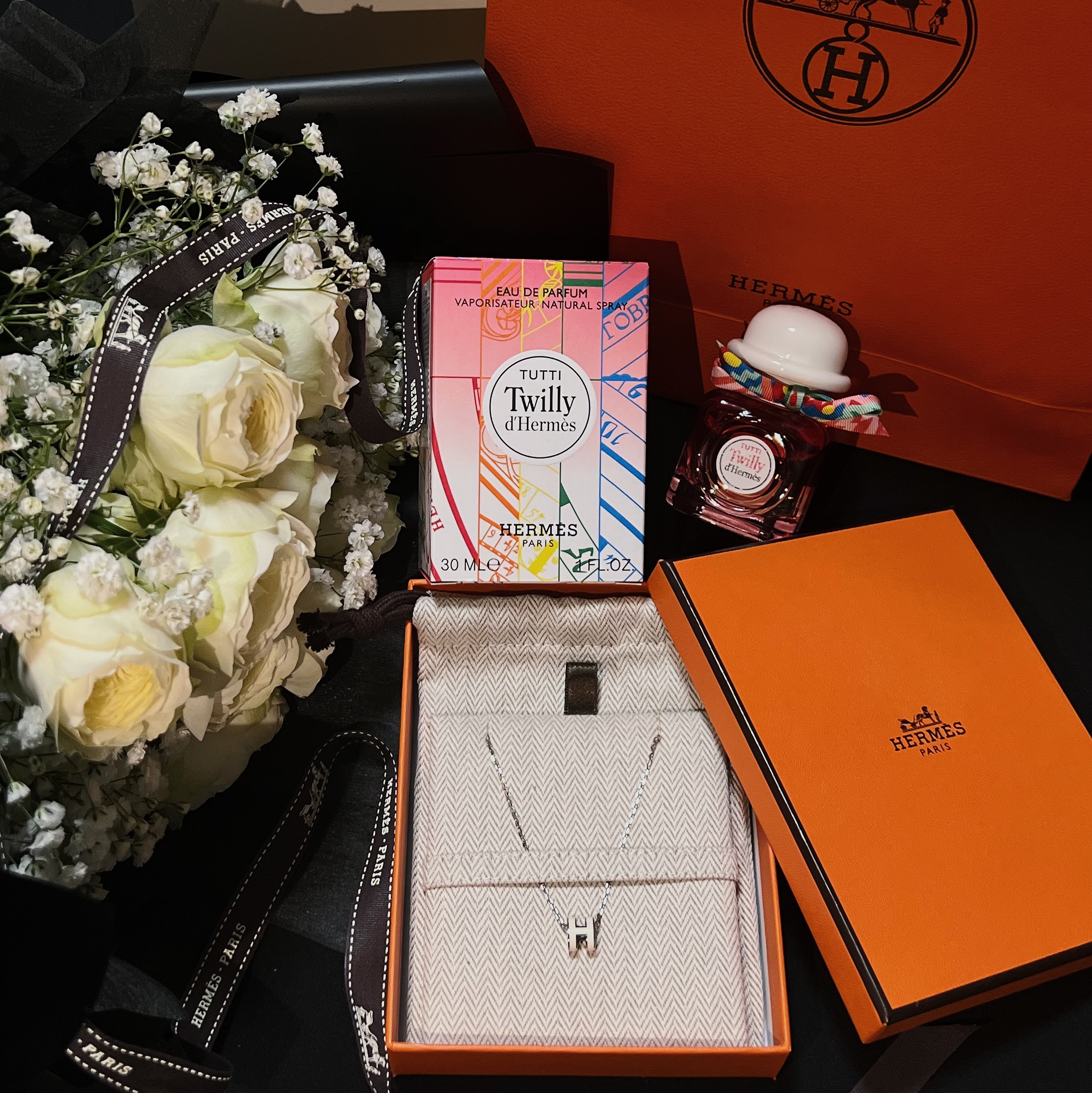 (W) Hermes Mini Pop H Pendant Palladium & Blanc 착용 스타일 - 3