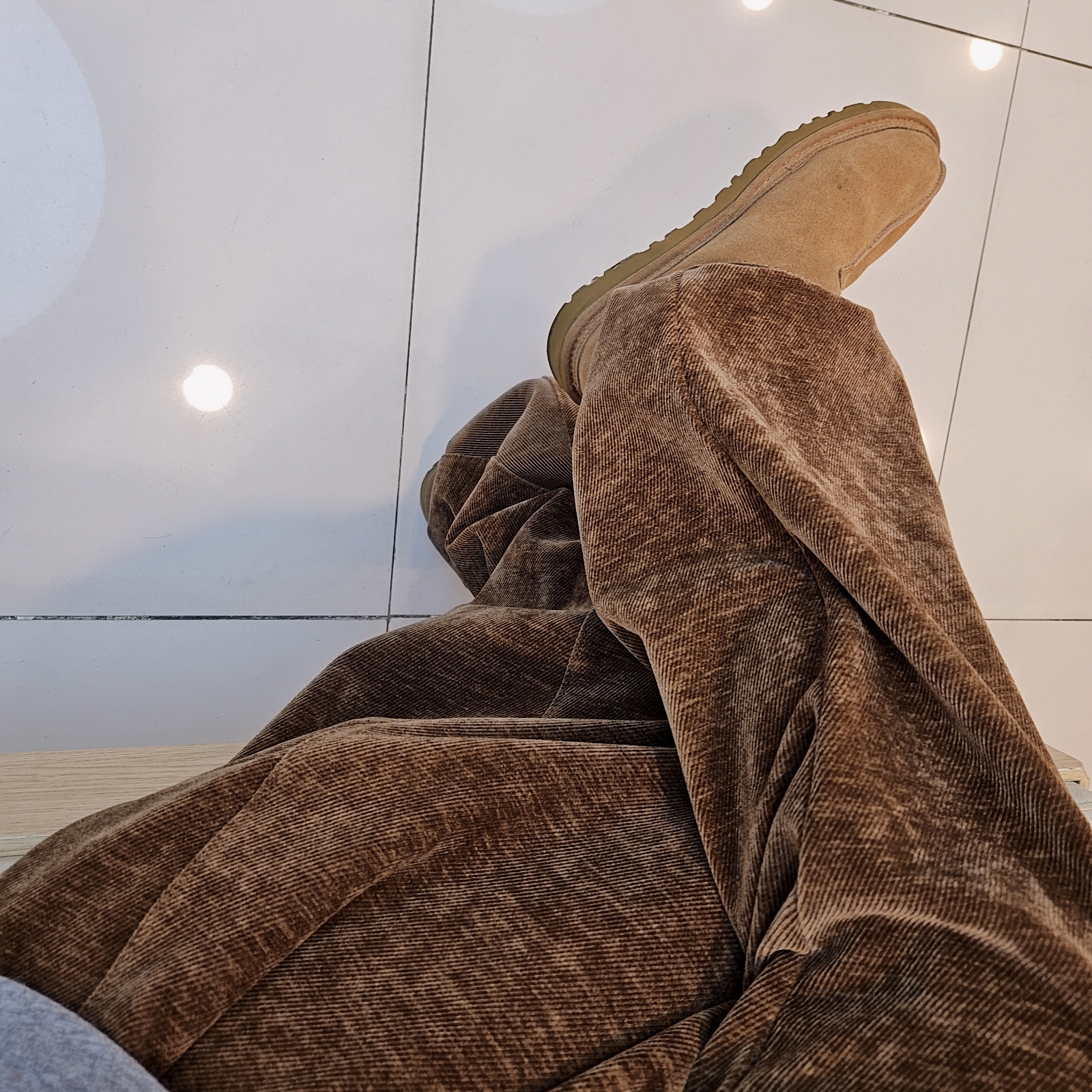 Haleine Velour Folding Sweatpants Brown, UGG Neuman Chestnut 착용 스타일