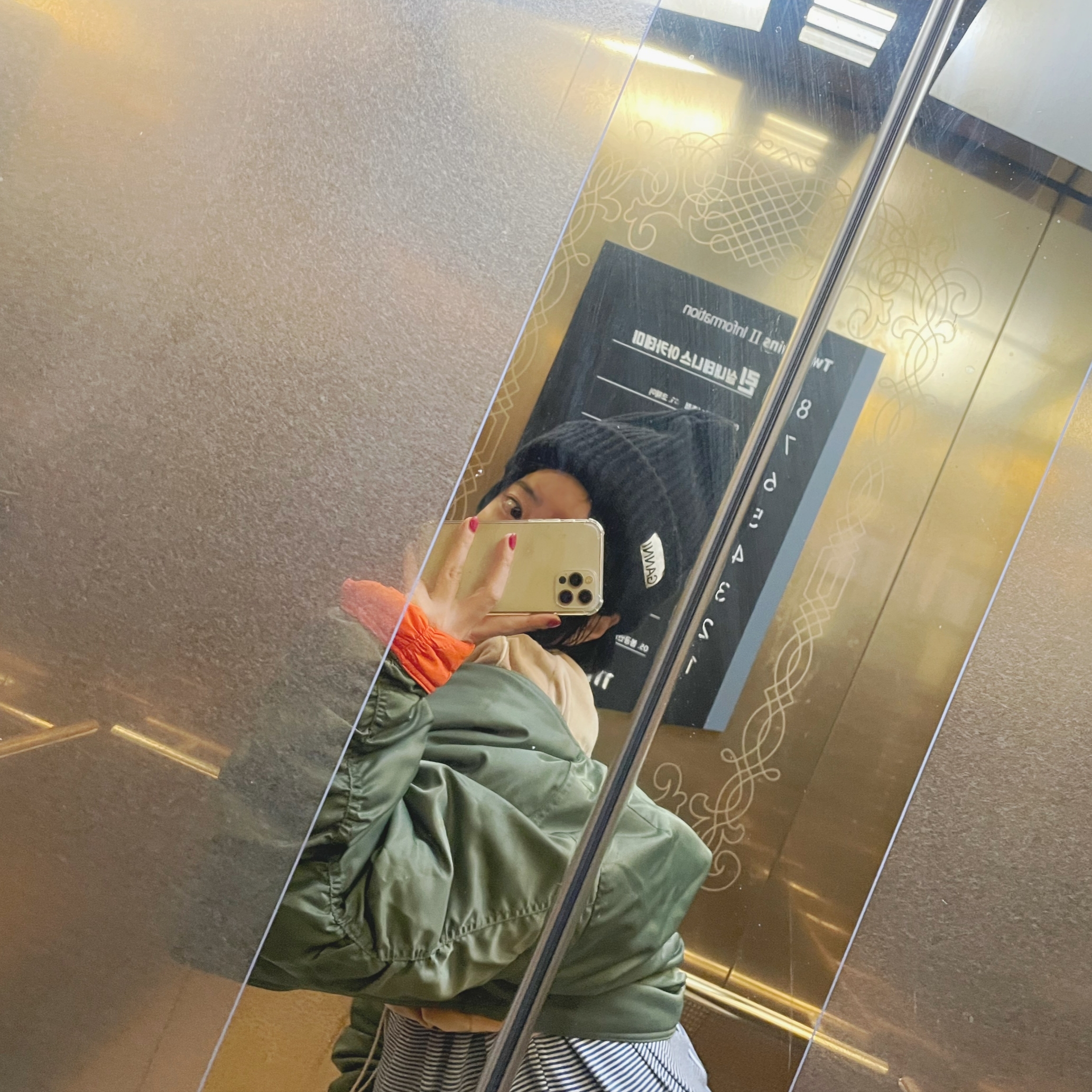 Nike V2K Run White Fir, Prada Cleo Brushed Leather Shoulder Bag White 착용 스타일 - 2