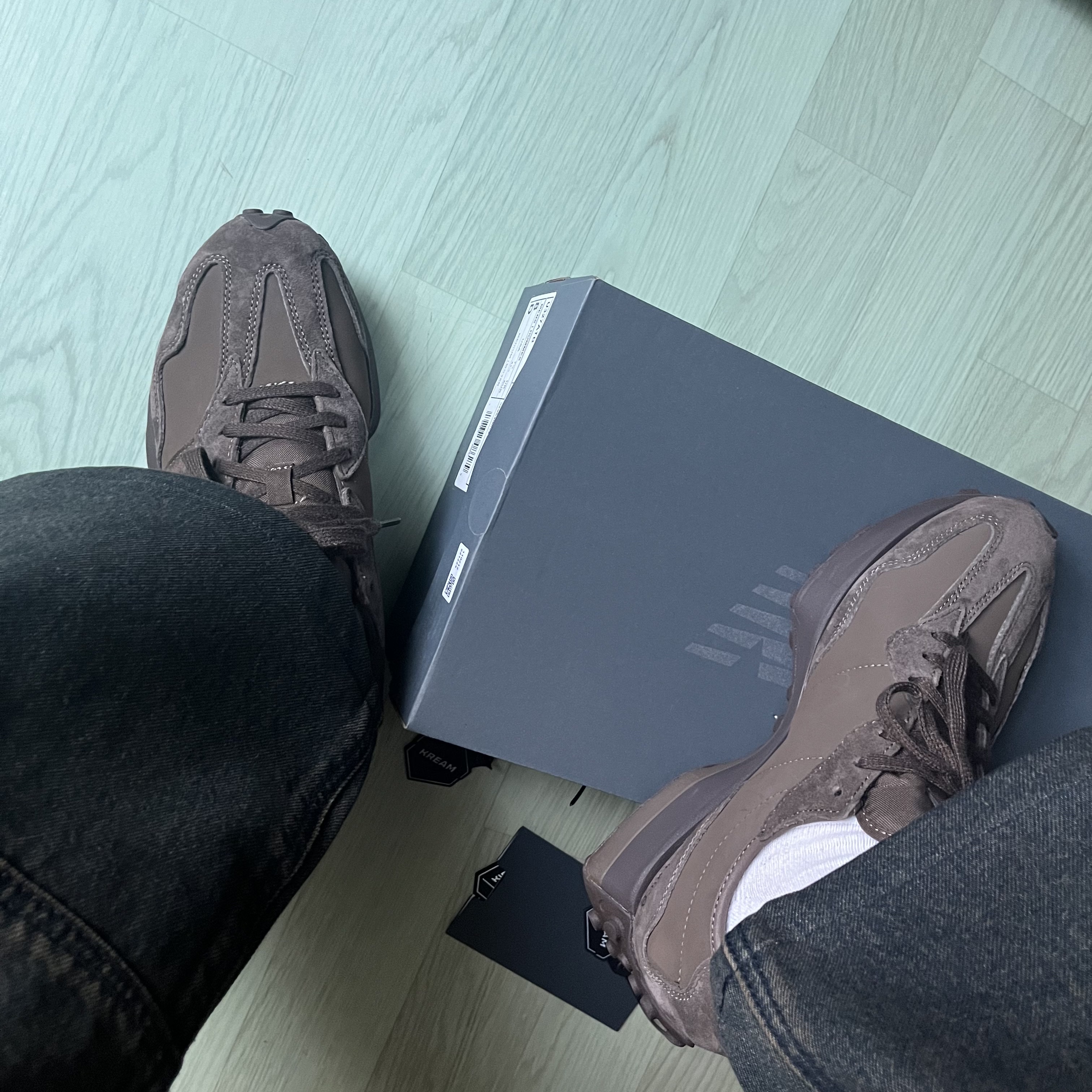 New Balance 327 Brown 착용 스타일