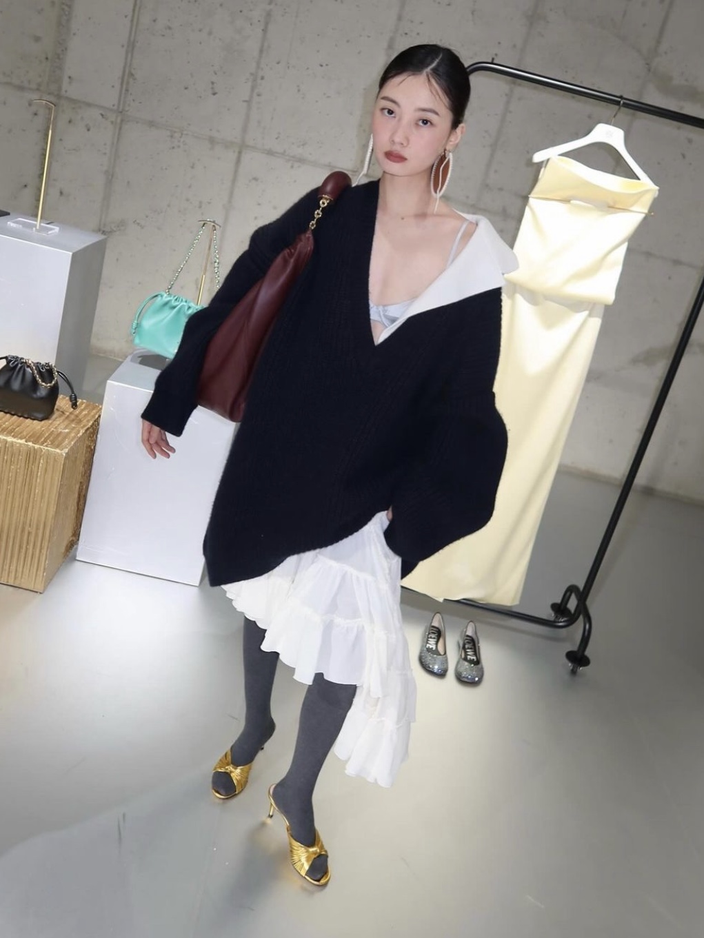 Loewe Medium Squeeze Bag in Nappa Lambskin Burgundy 착용 스타일