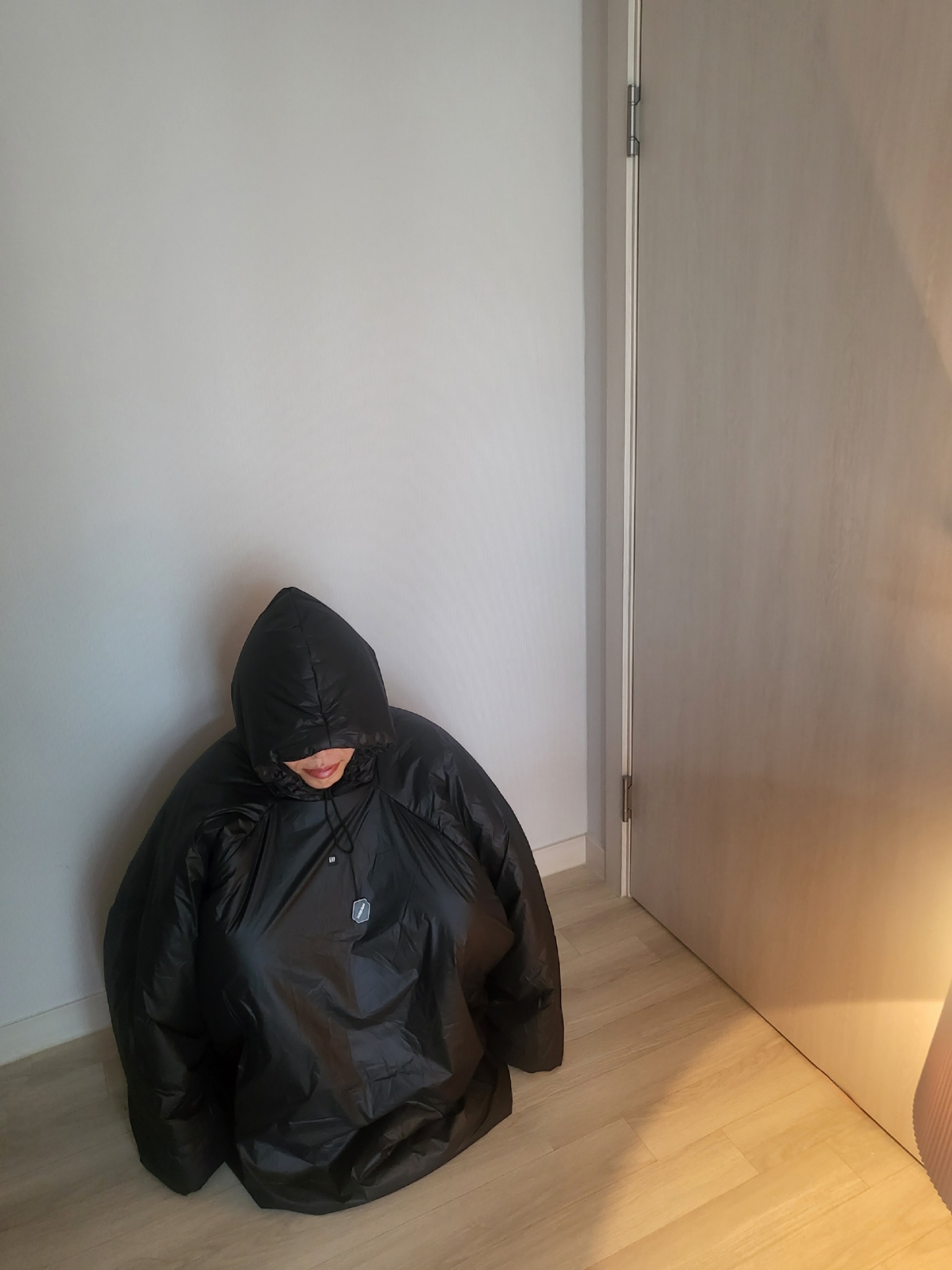 Yeezy Gap Engineered By Balenciaga T-Cut Puffer Parka Black 착용 스타일 - 2