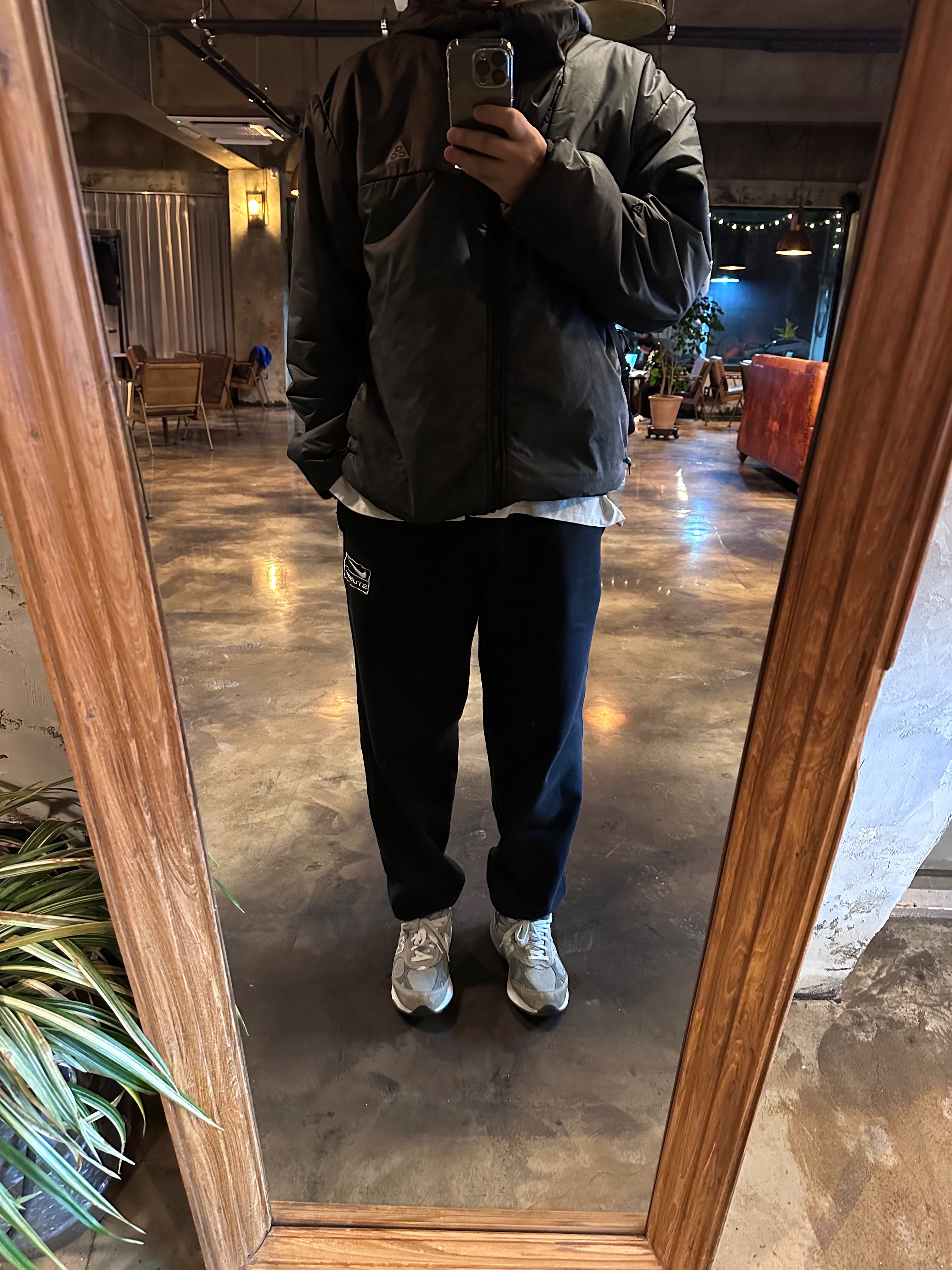 Nike x Stussy NRG Washed Fleece Pants Black (DO5296-010), Nike x Stussy NRG Washed Fleece Crewneck Black (DO5310-010) 착용 스타일 - 1